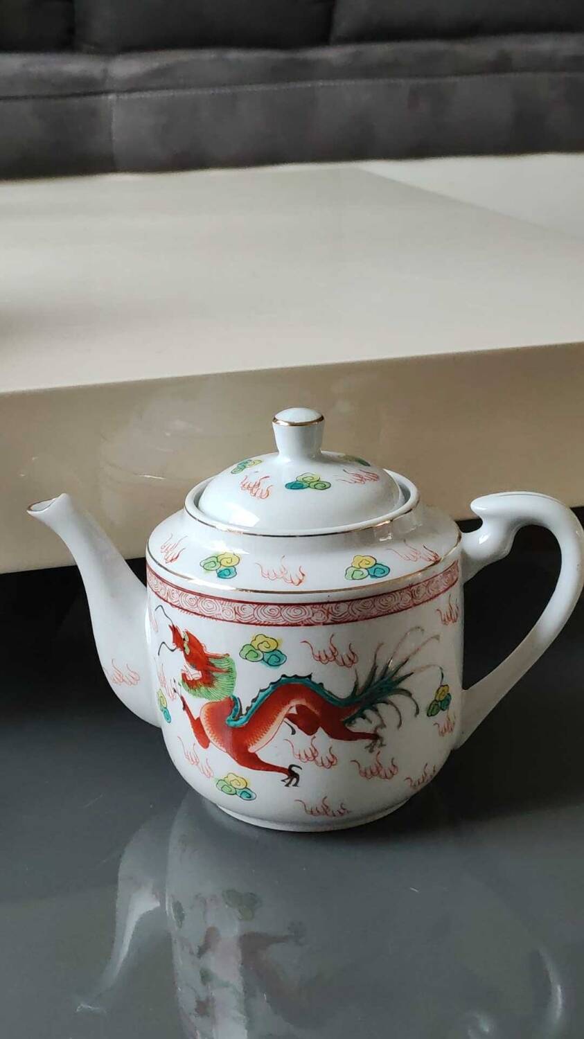 Chinese tea service/Teapot + 6 cups. In fine porcelain. Dragons/Phoenix decor. Feng Shui Rose Family Style. 70s