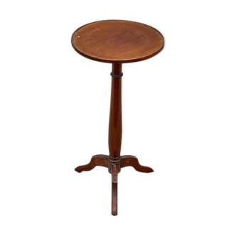 Tripod pedestal table