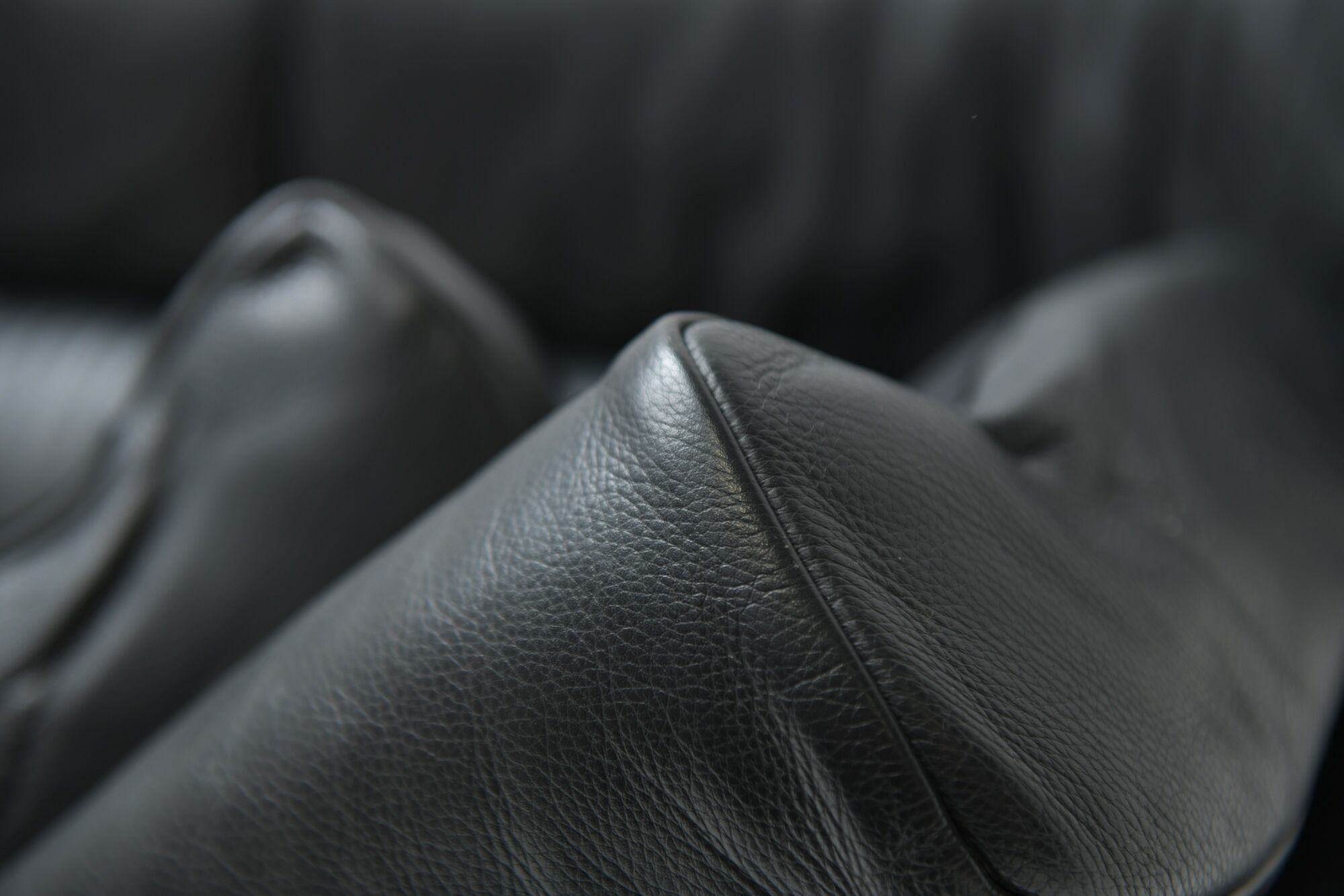 Bull sofa in grey leather by Gianfranco Frattini for Cassina 1987