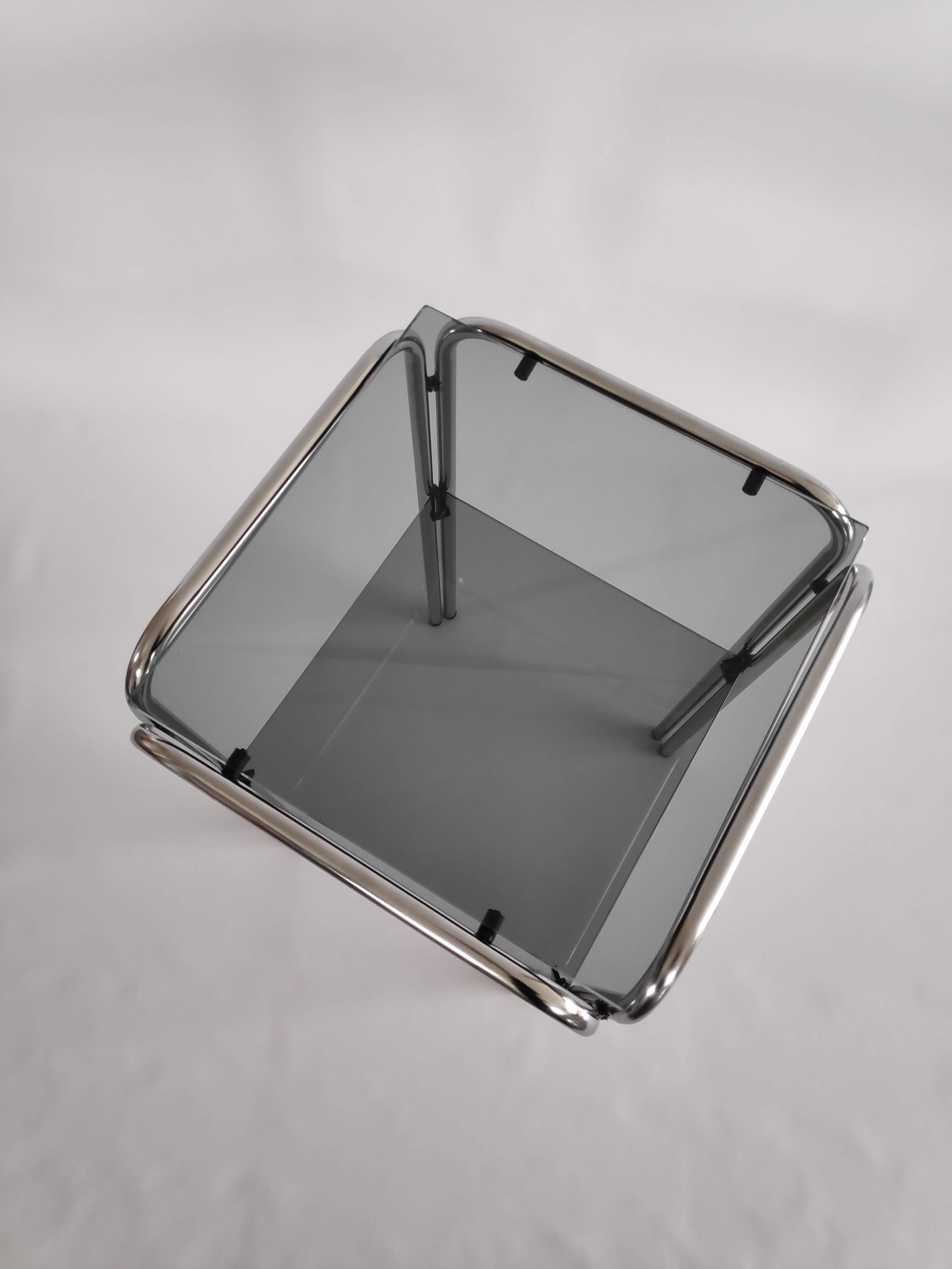 Table d'appoint vintage en métal chromé en verre fumé des années 70