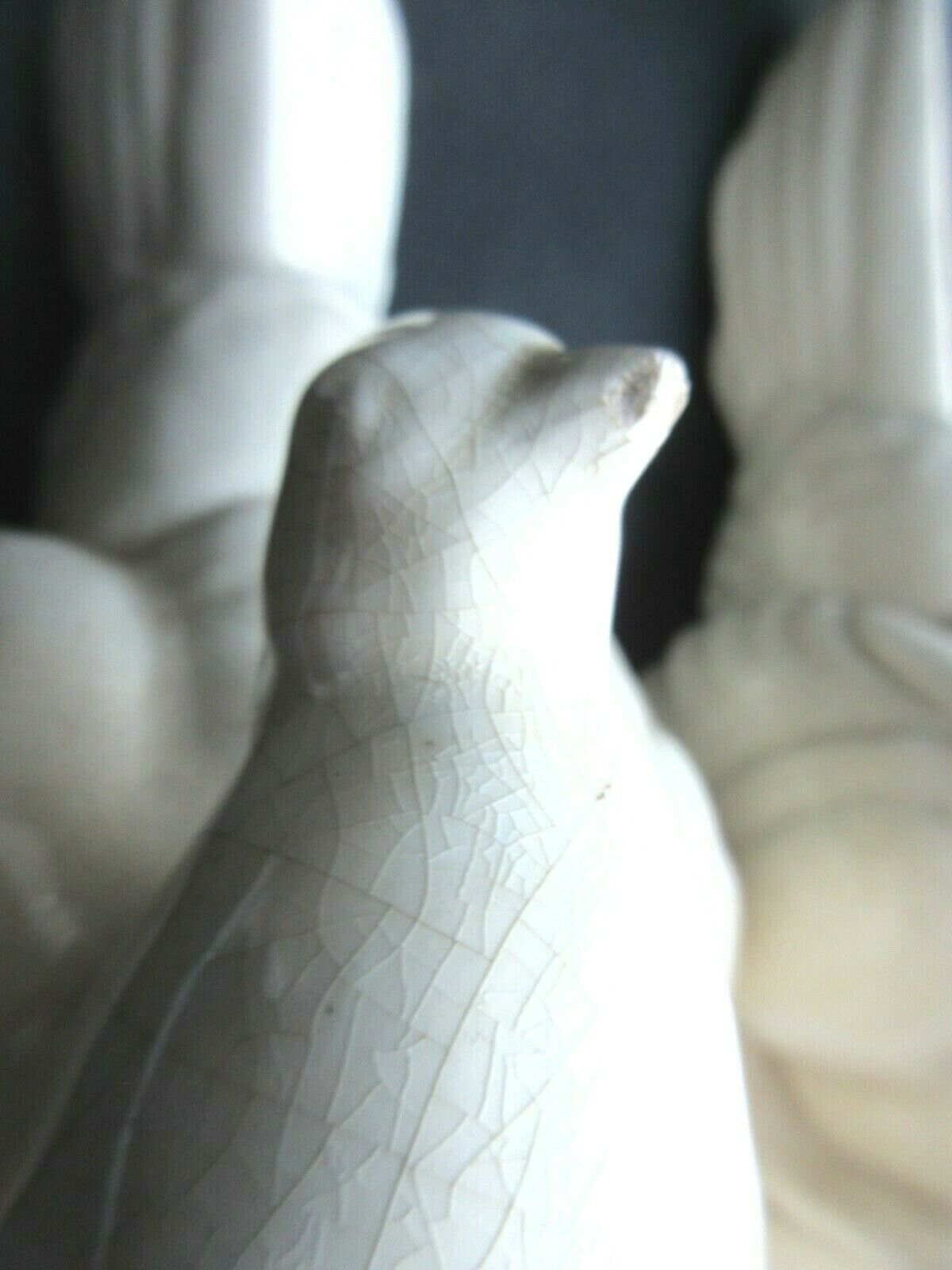 Cracked white ceramic Art Deco book-snables: Birds, Doves