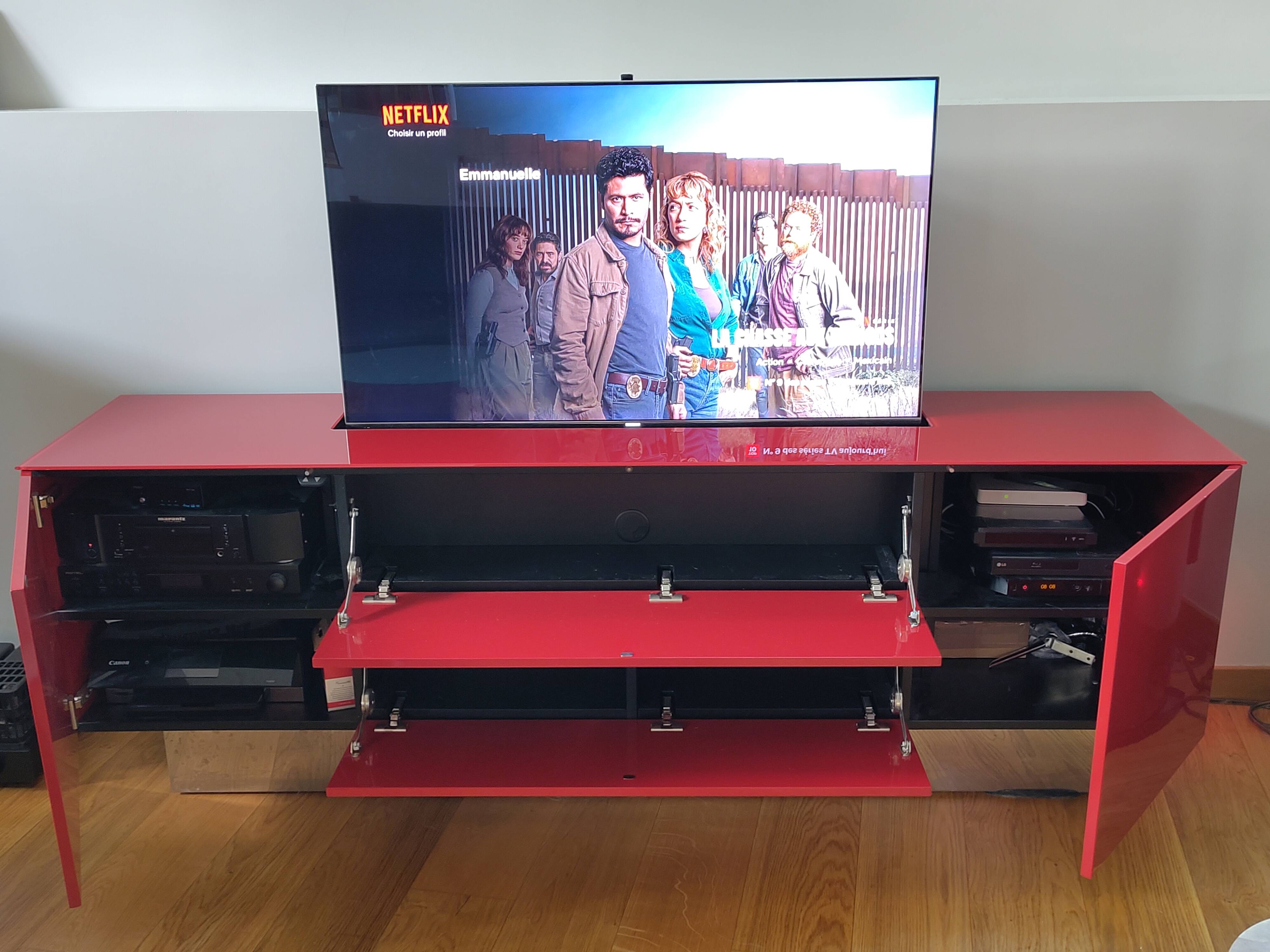 Buffet "elegance" Roche-Bobois TV unit home cinema with its 48" TV.