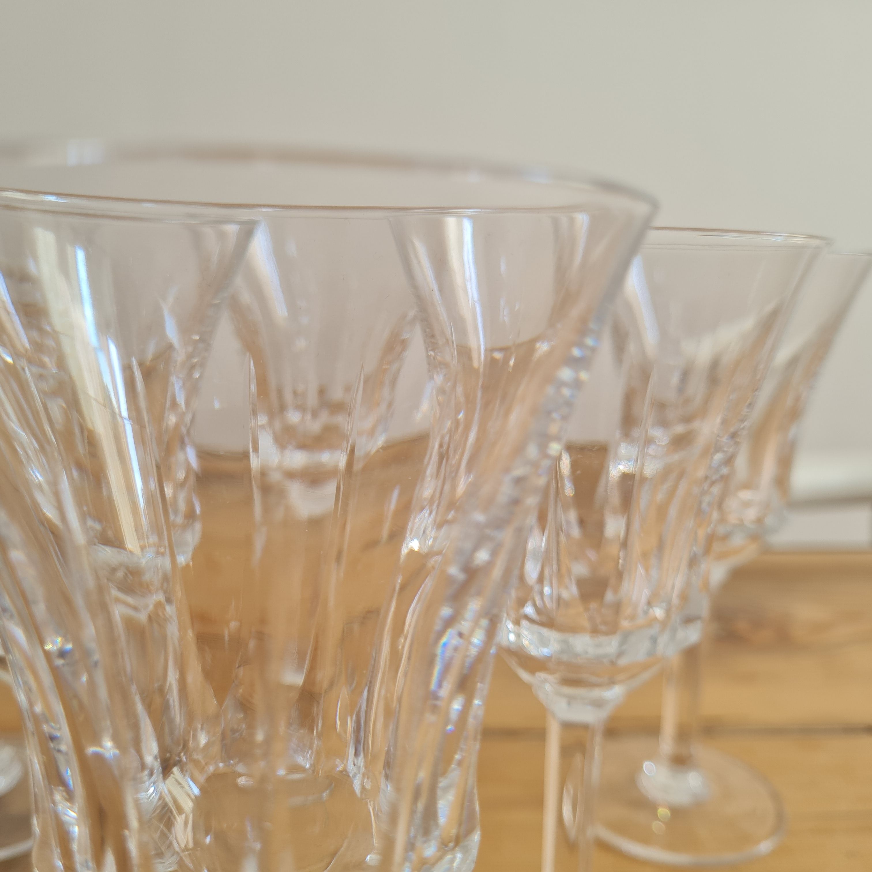 Service of 6 chiseled crystal water glasses