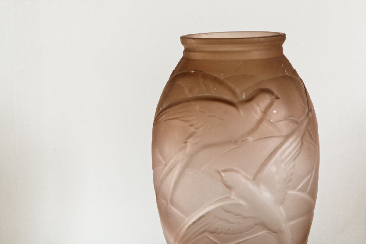 Vase en verre moulé art déco