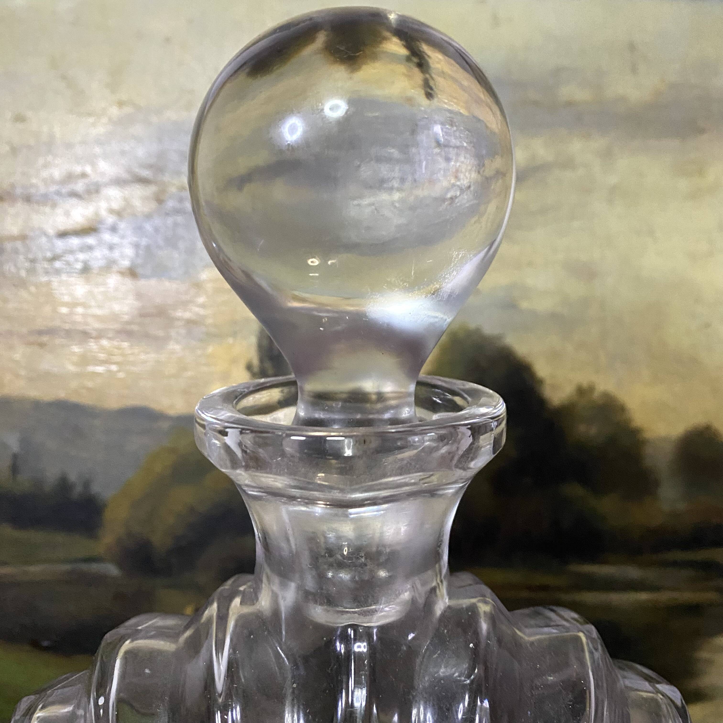 Shell-shaped carafe with a ball stopper