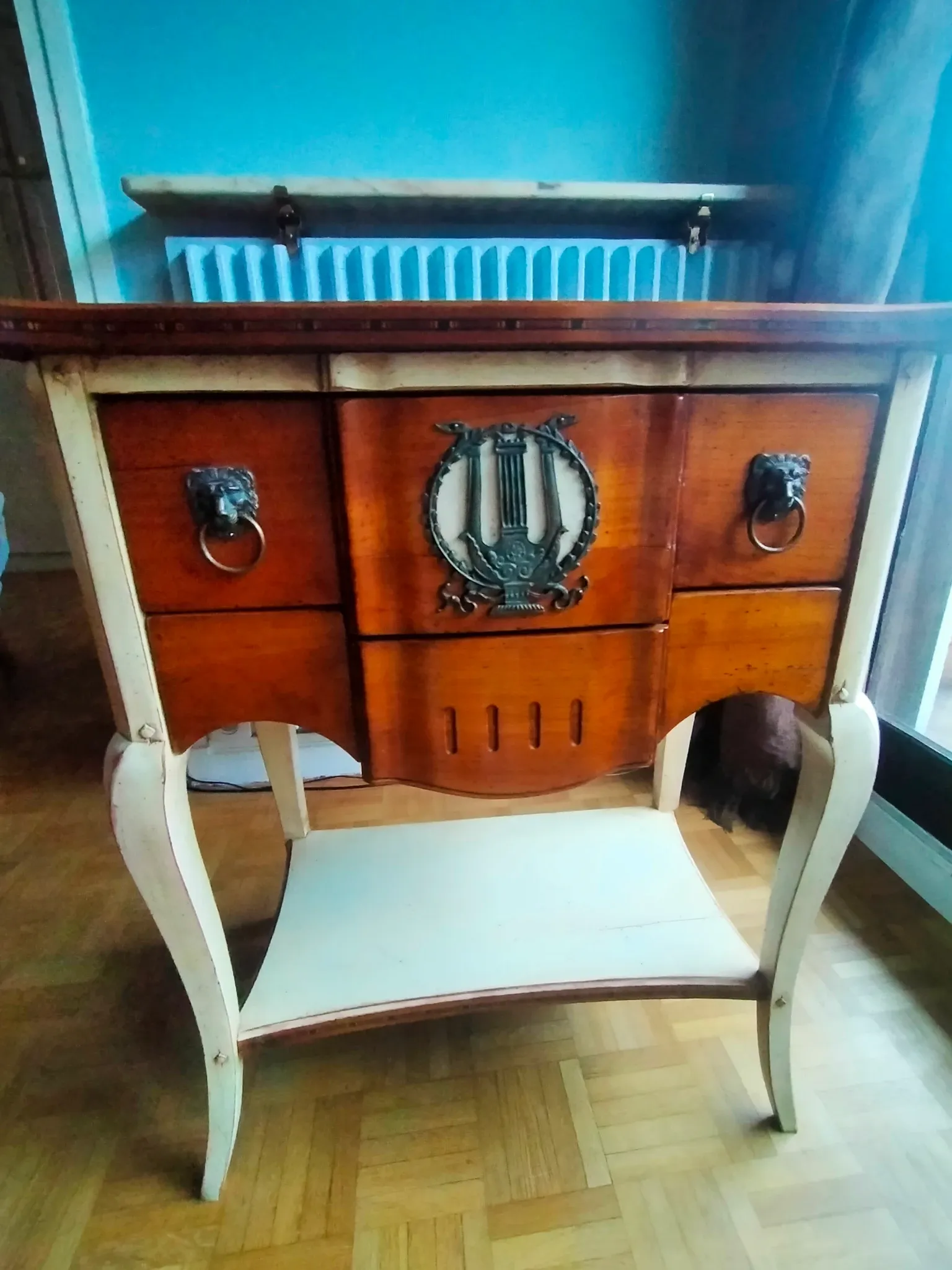 Classic chest of drawers