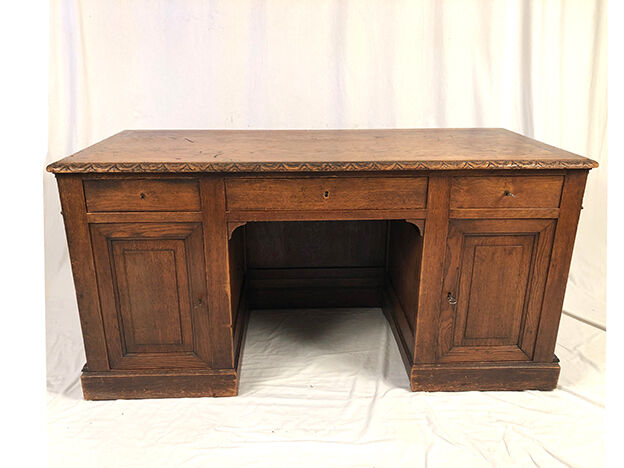 Bureau ministre en chêne richement sculpté, circa 1880