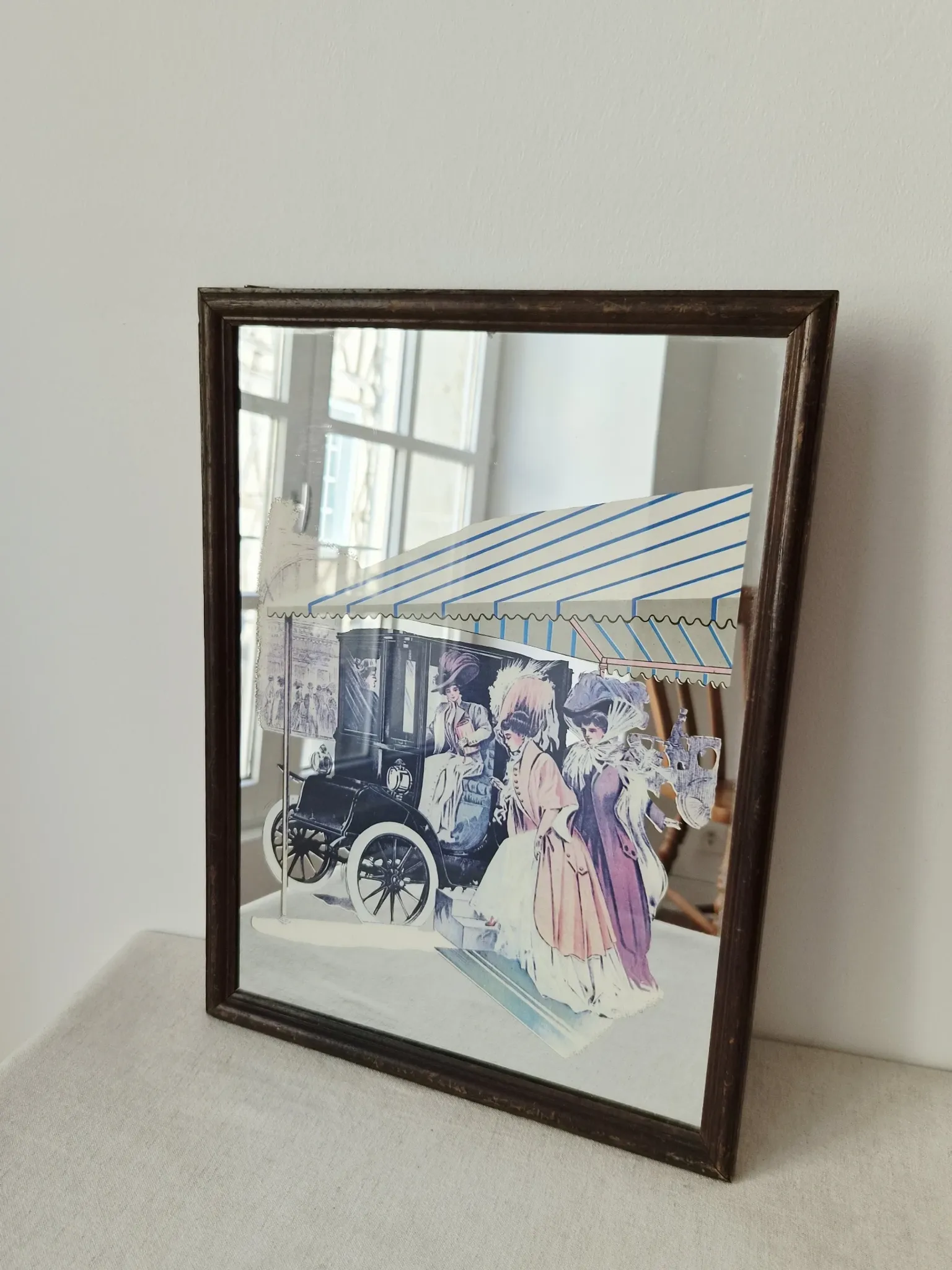 Vintage 1960s mirror - Retro "Belle Époque" scene - Wooden frame