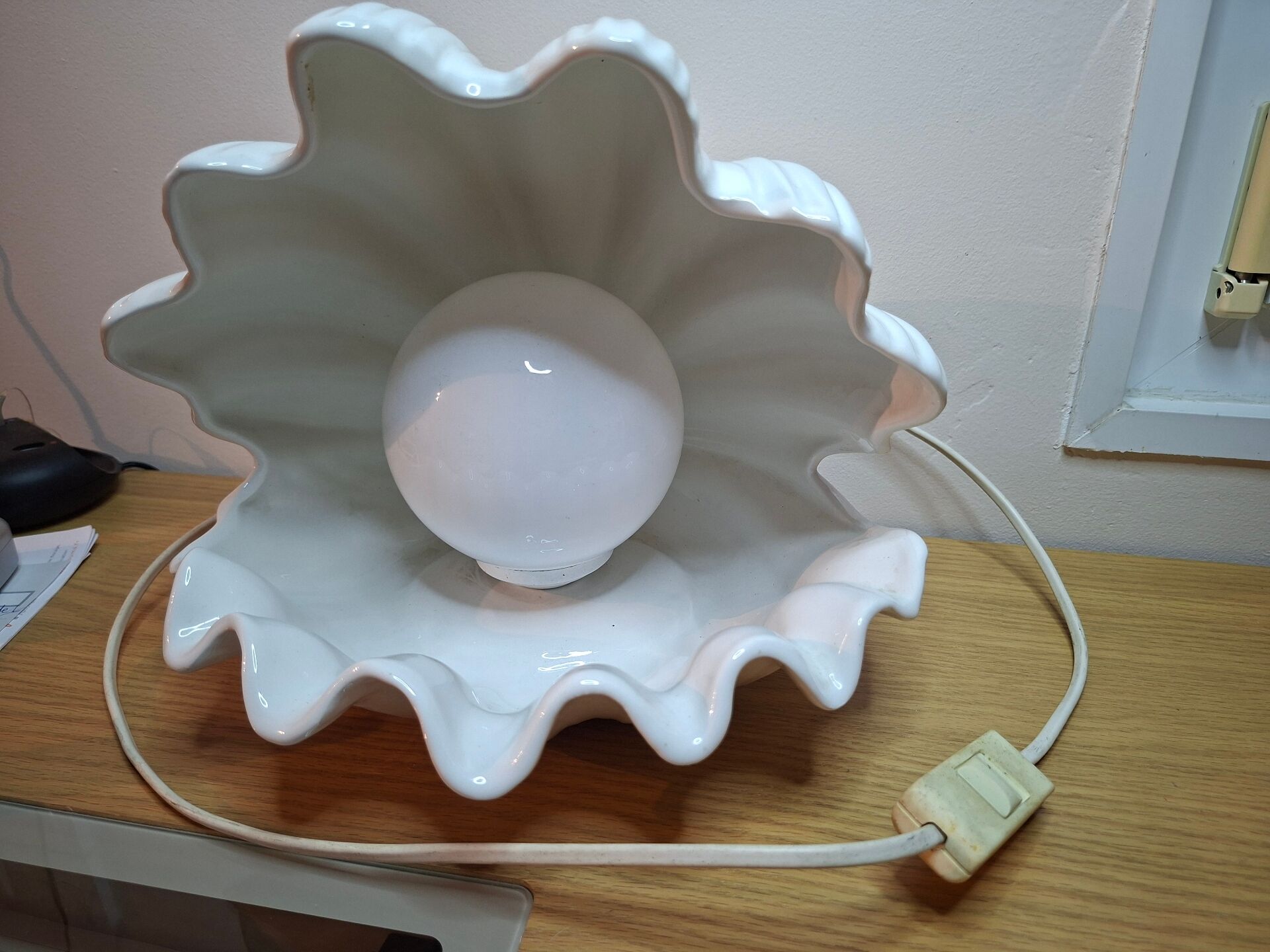 Vintage shell-shaped table lamp