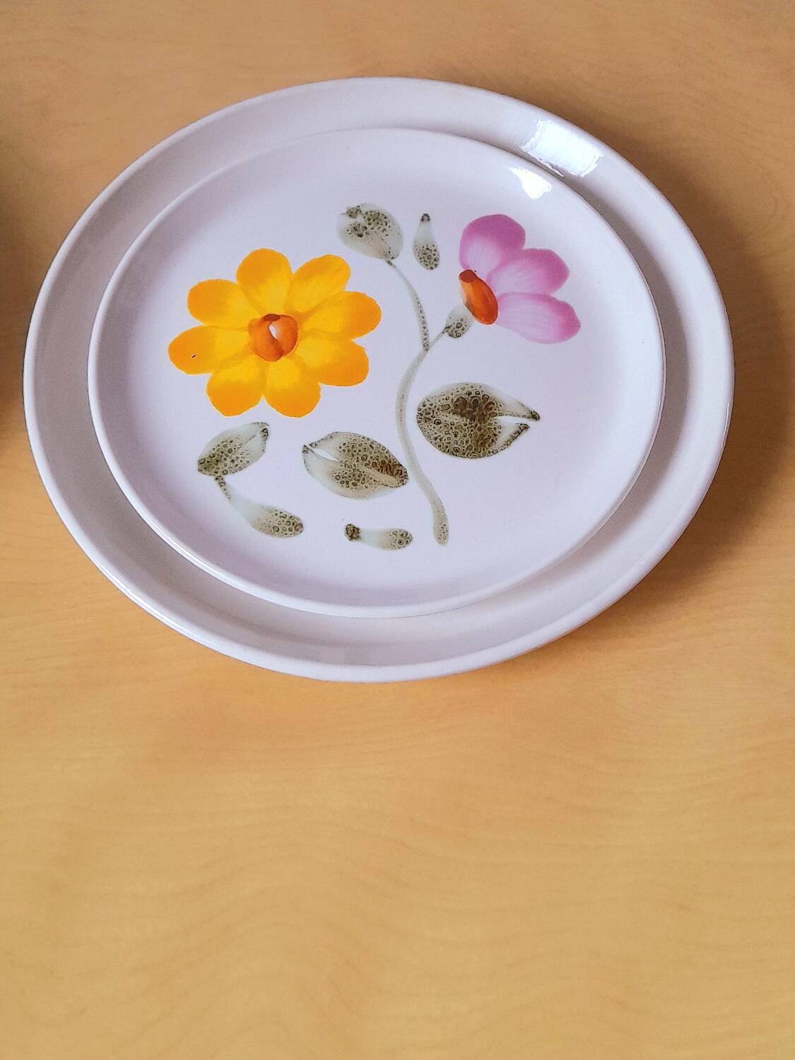Assiettes à dessert fleuries ,Sarreguemines 1960.