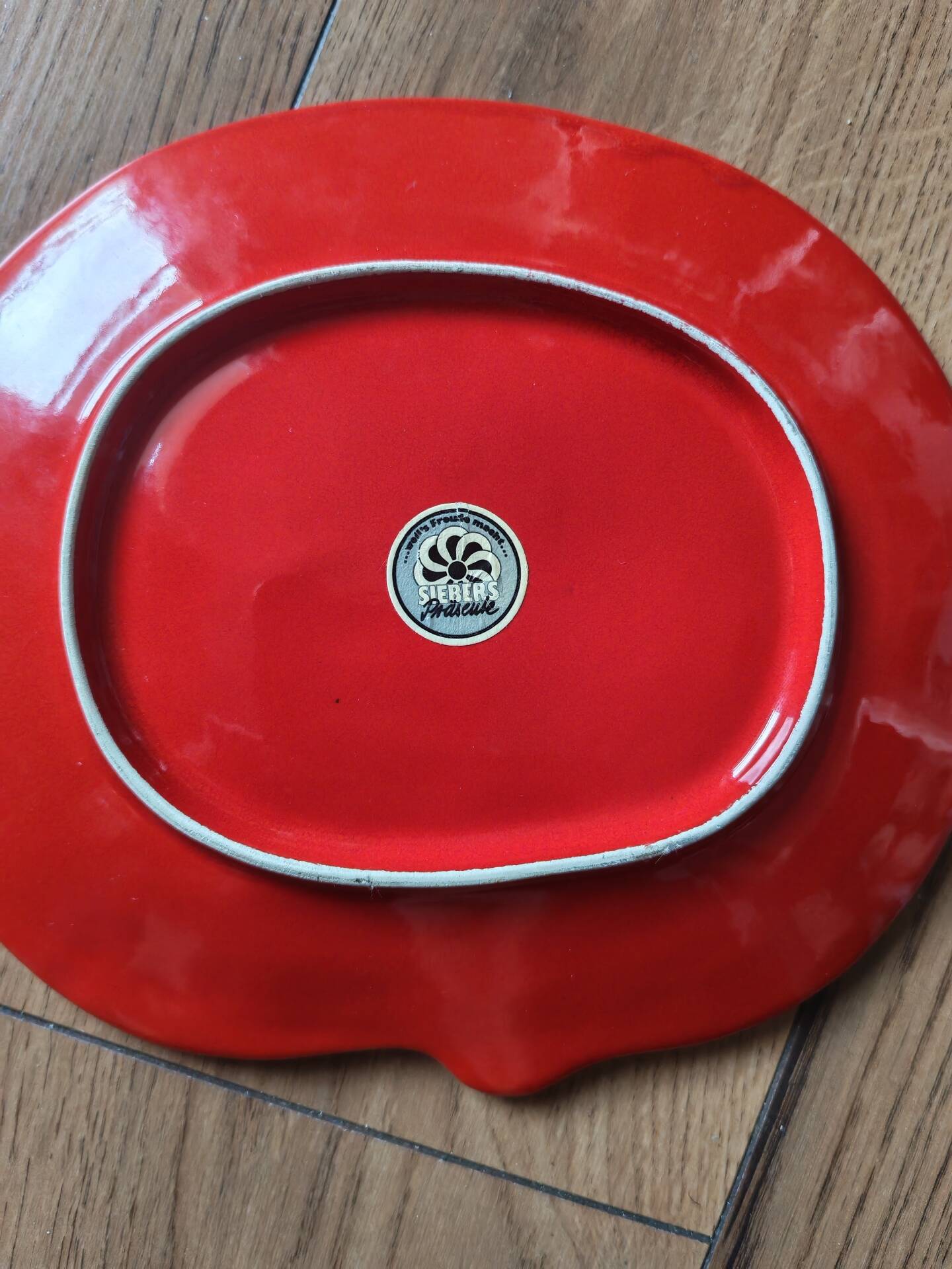 Assiette de présentation vintage en céramique formant une tomate
