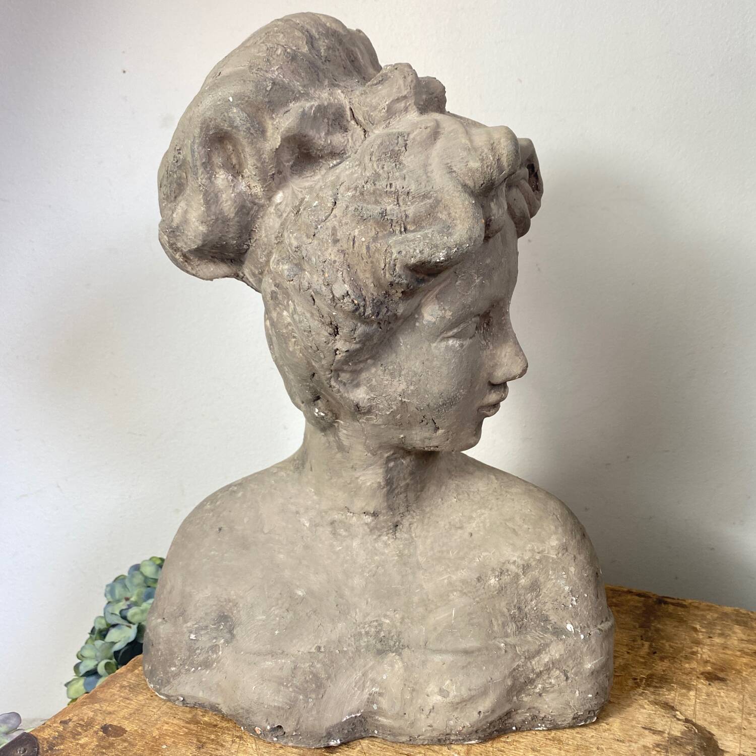 Buste de femme au chignon