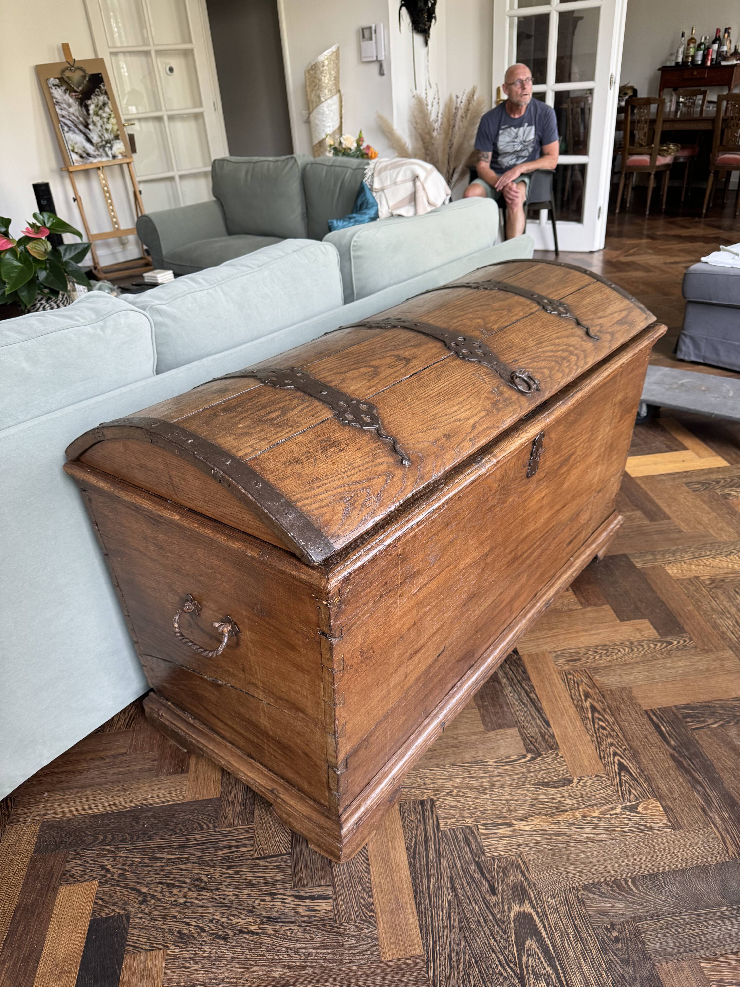 Grand coffre de rangement antique en chêne