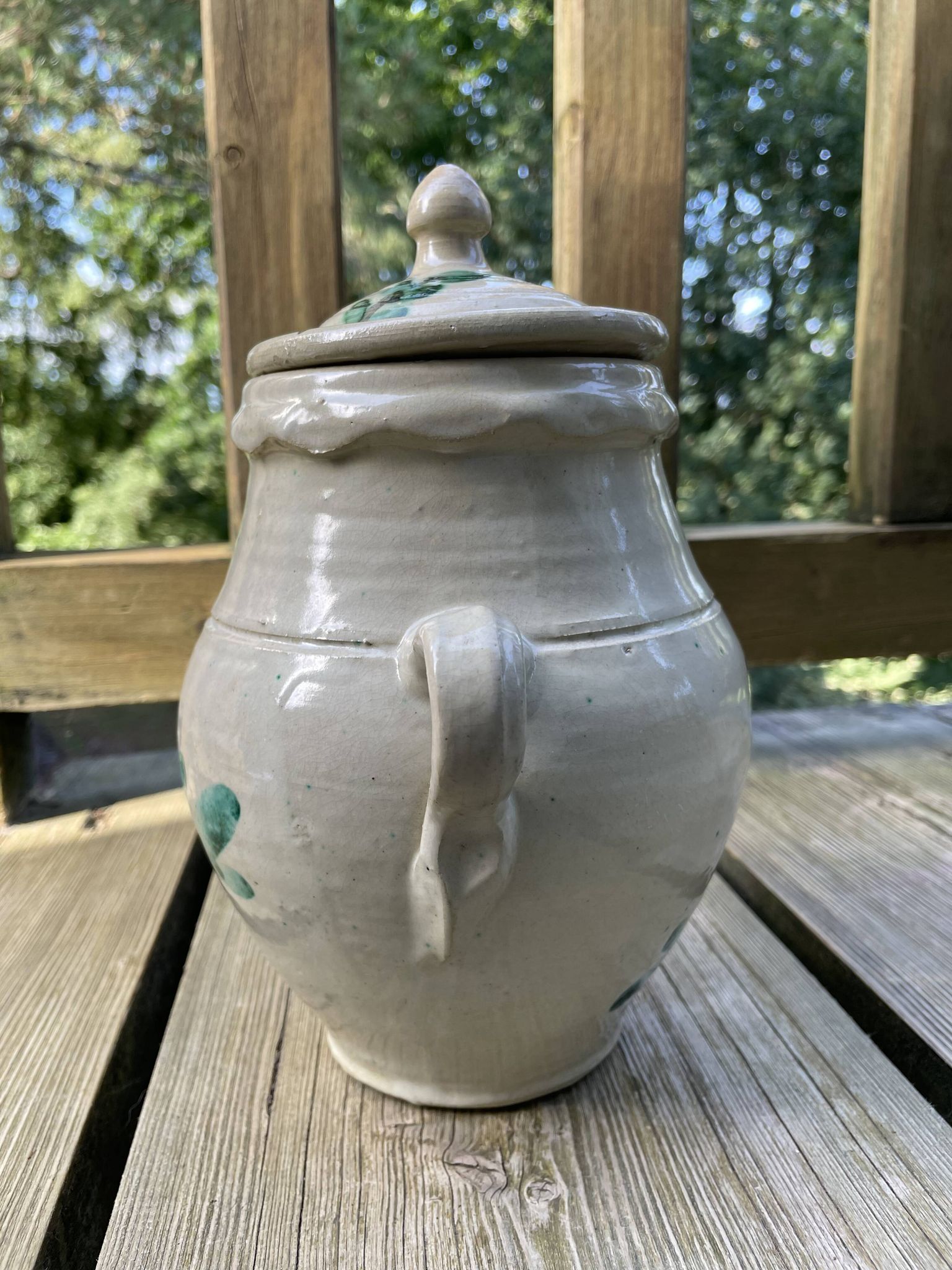 Ancient orza from Lucena, Córdoba, glazed Andalusian pottery with a veined decoration.