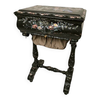 Table travailleuse en bois laqué noir à décor peint et nacré