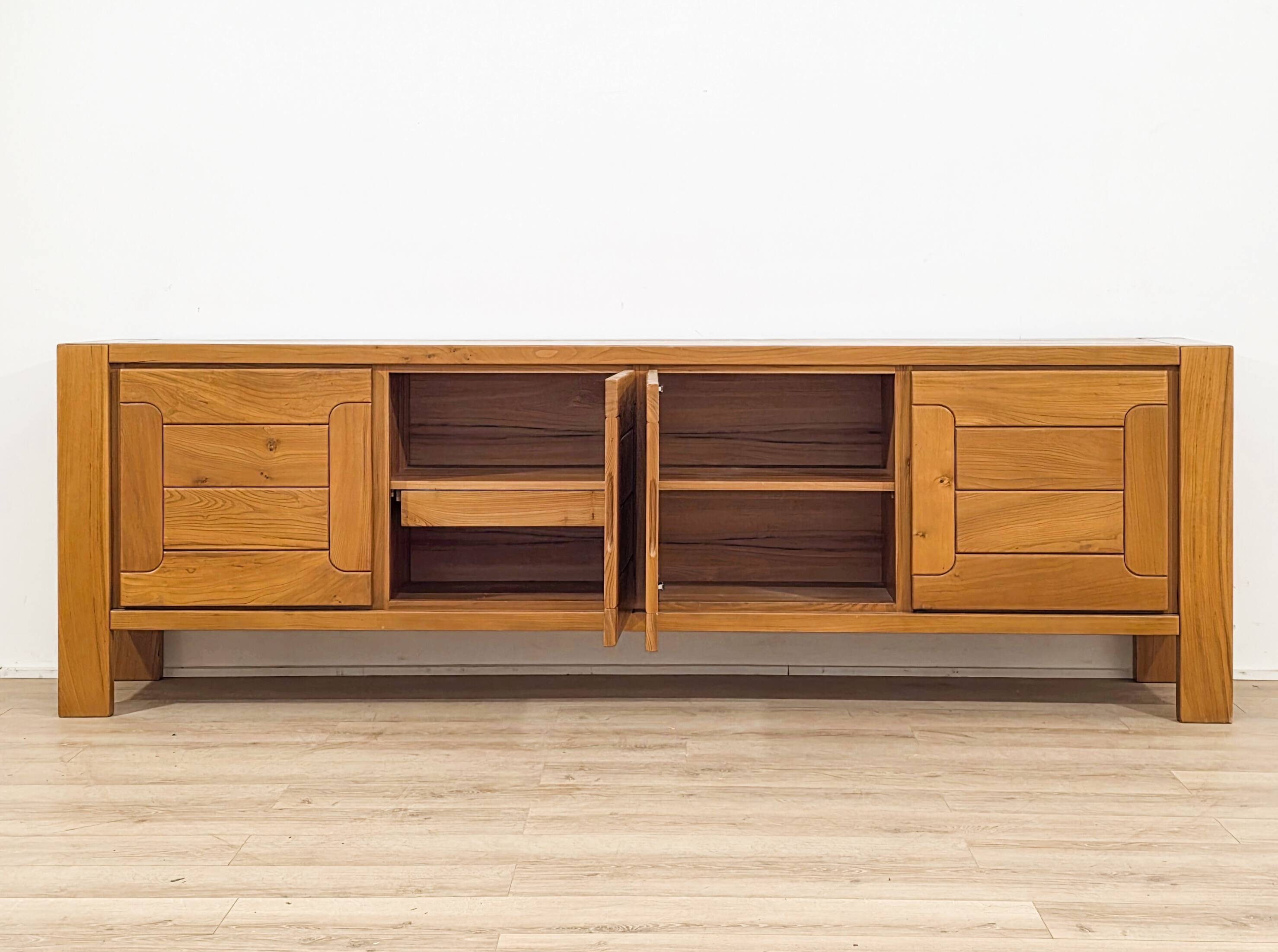Buffet design Maison Regain en orme massif – des années 1970