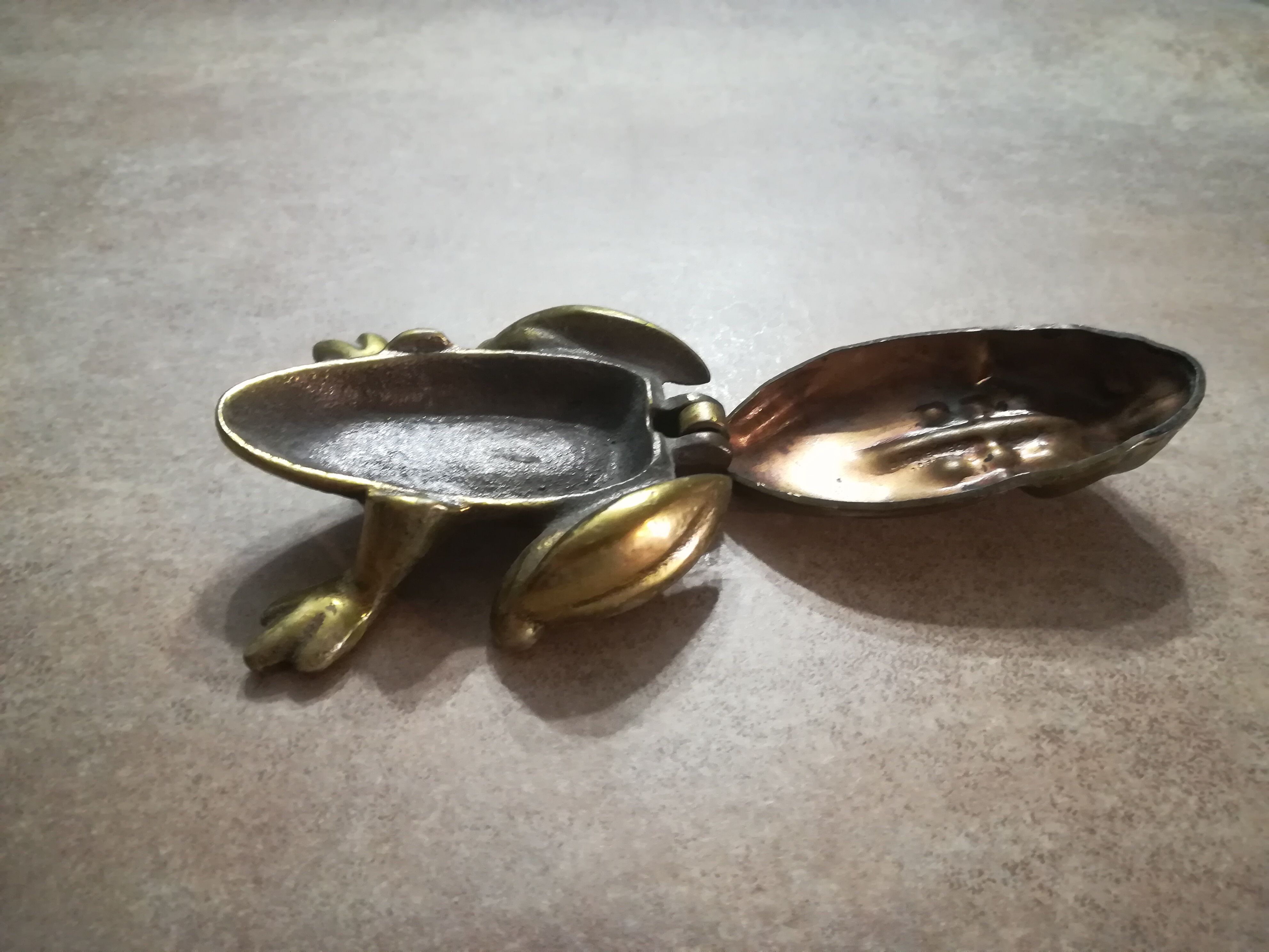 Brass frog