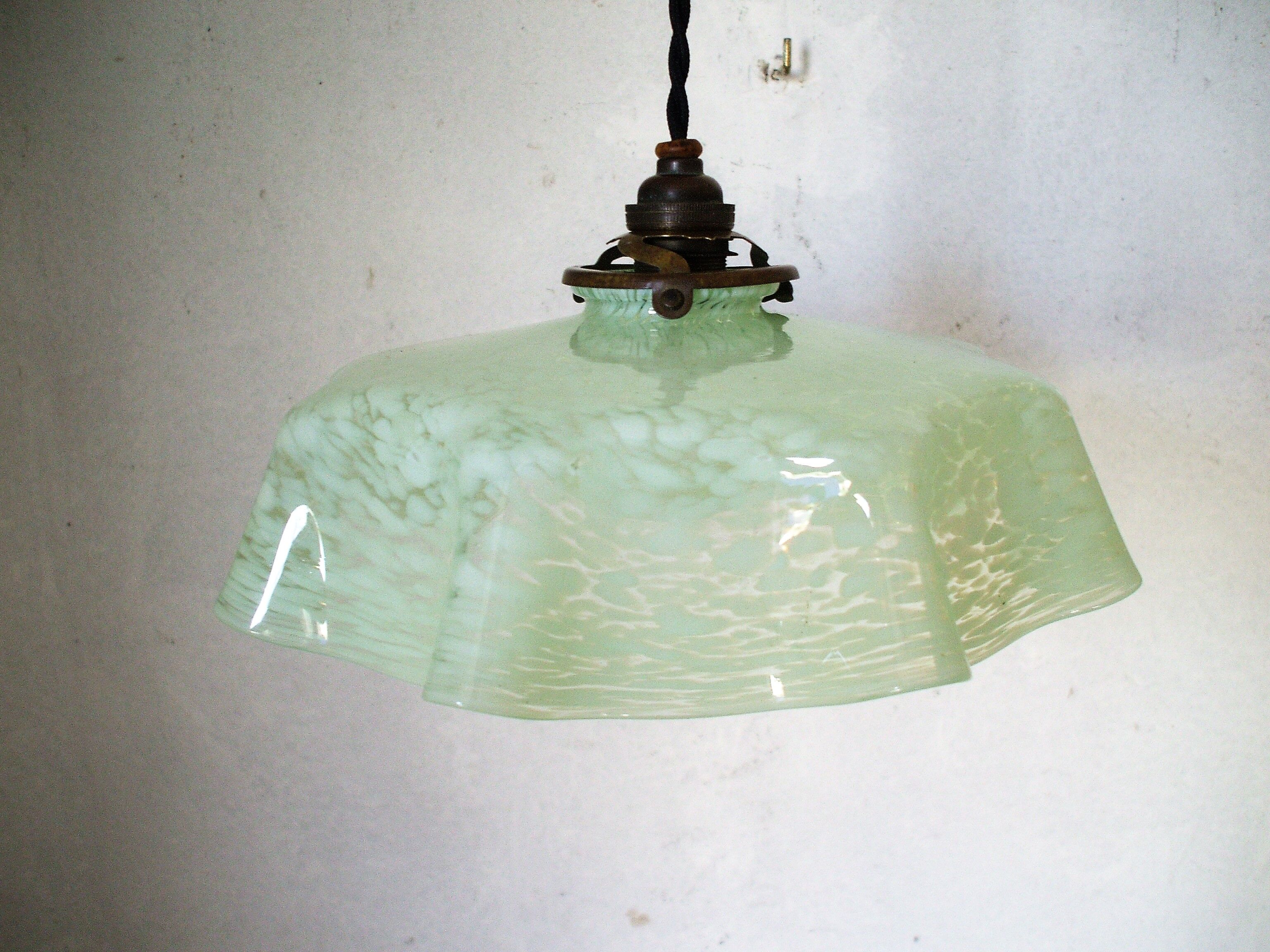 Suspension opaline green clichy