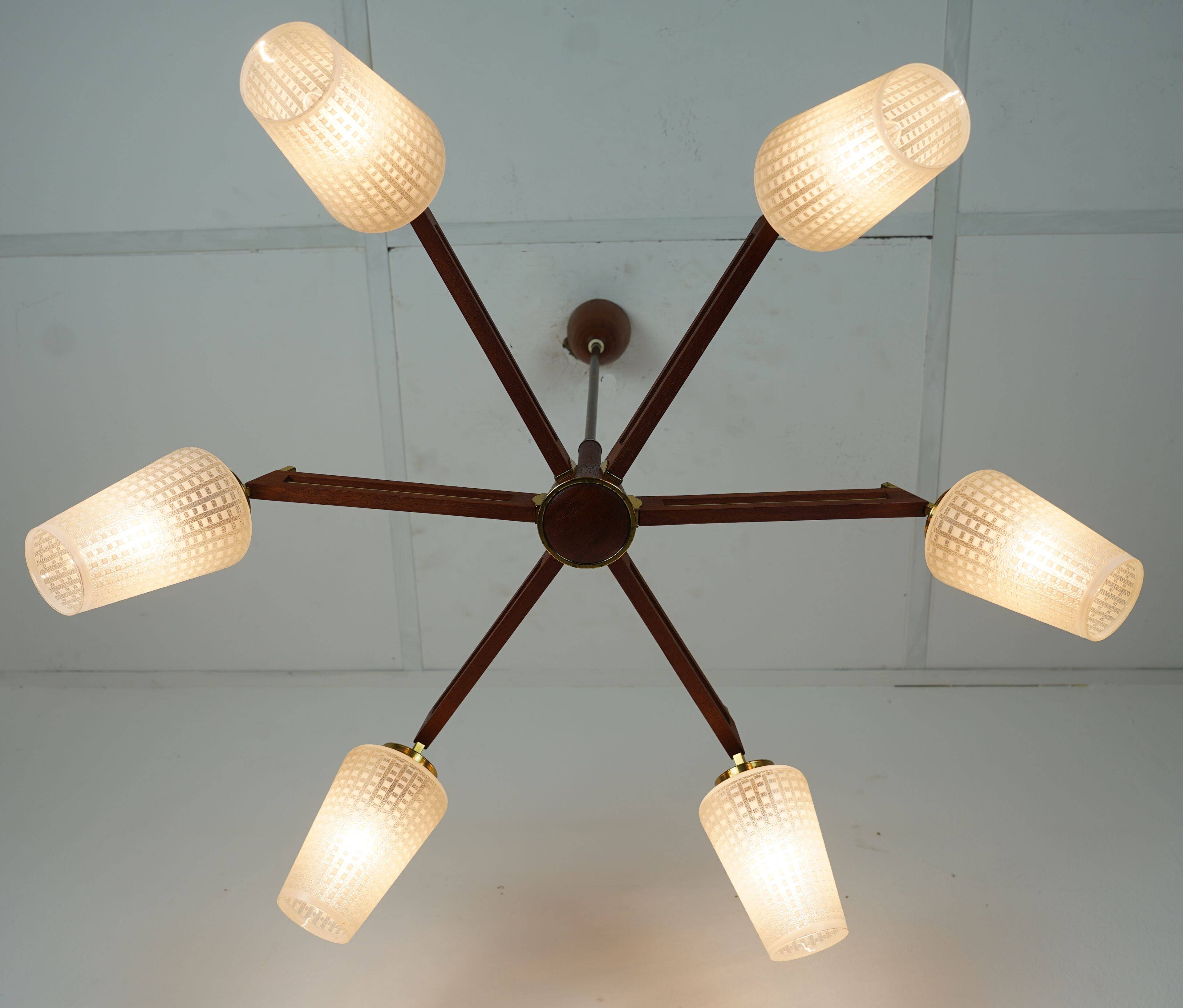 Lustre en teck, laiton et verre à 8 lumières de style sputnik des années 1960.