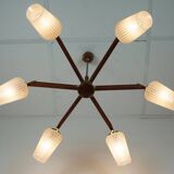 Lustre en teck, laiton et verre à 8 lumières de style sputnik des années 1960.