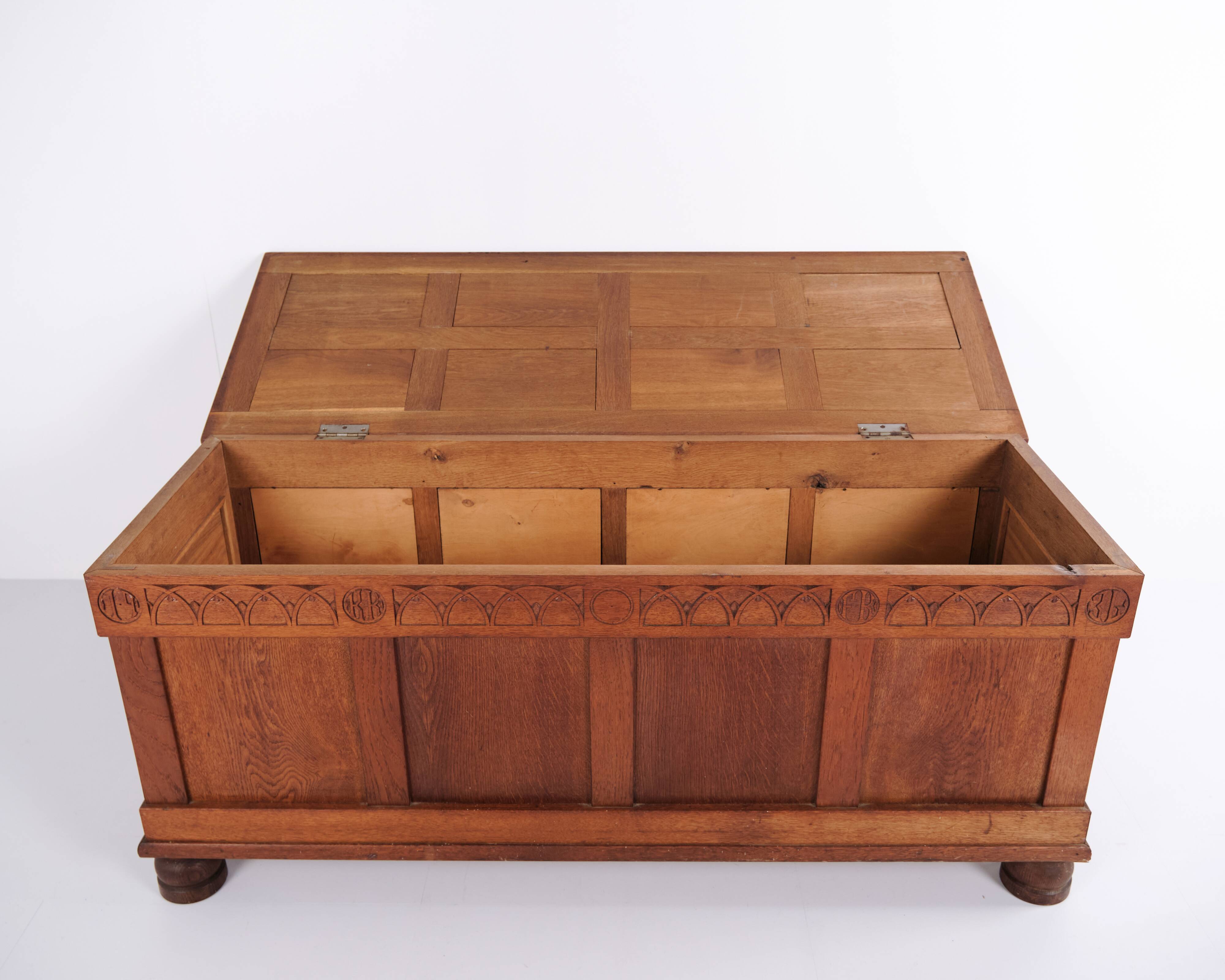 Chest – Oak – Carved details – Round legs – c. 1920s