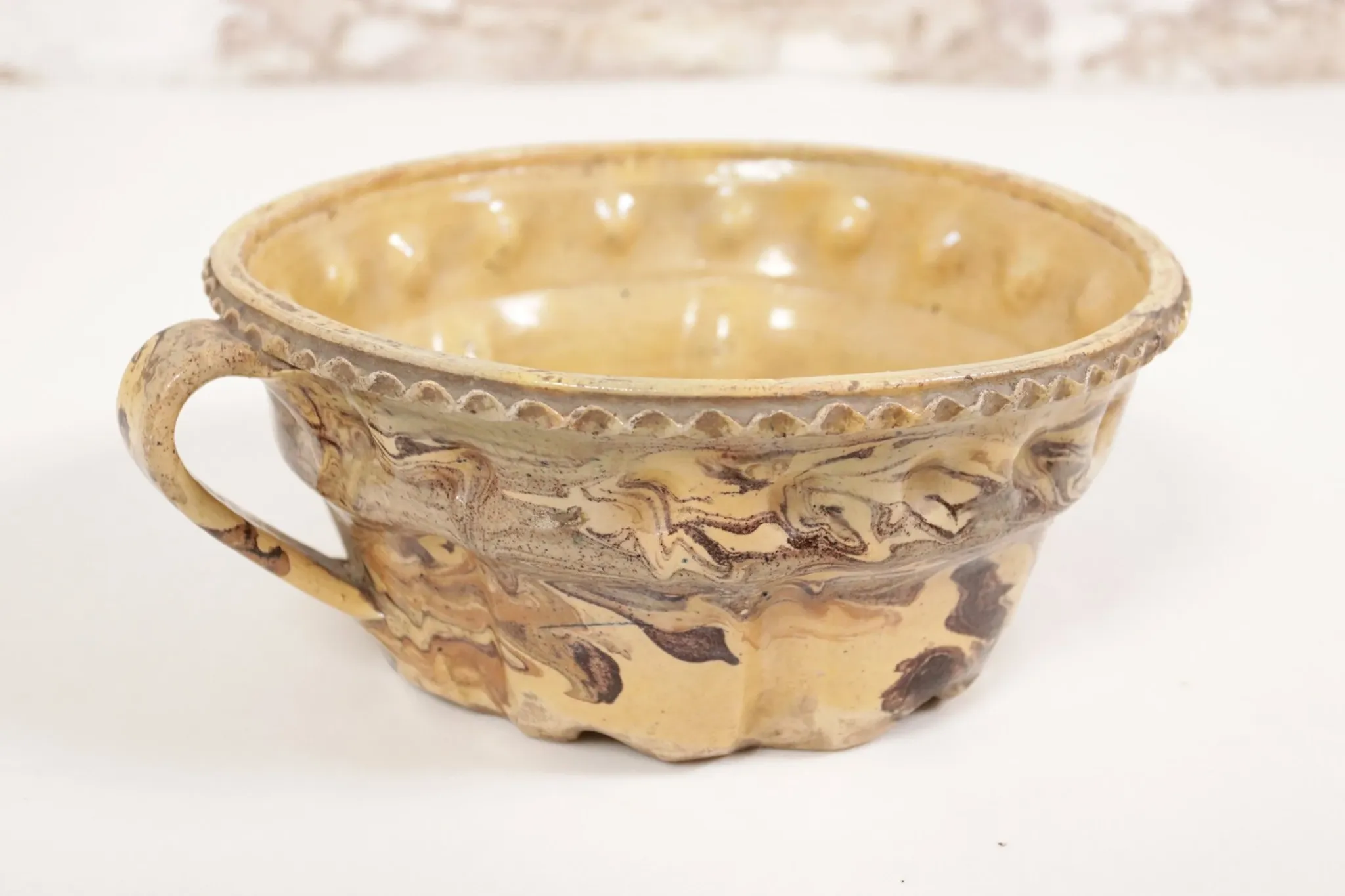 Marbled earthenware baking mould with handle – jaspé, 19th / early 20th c.