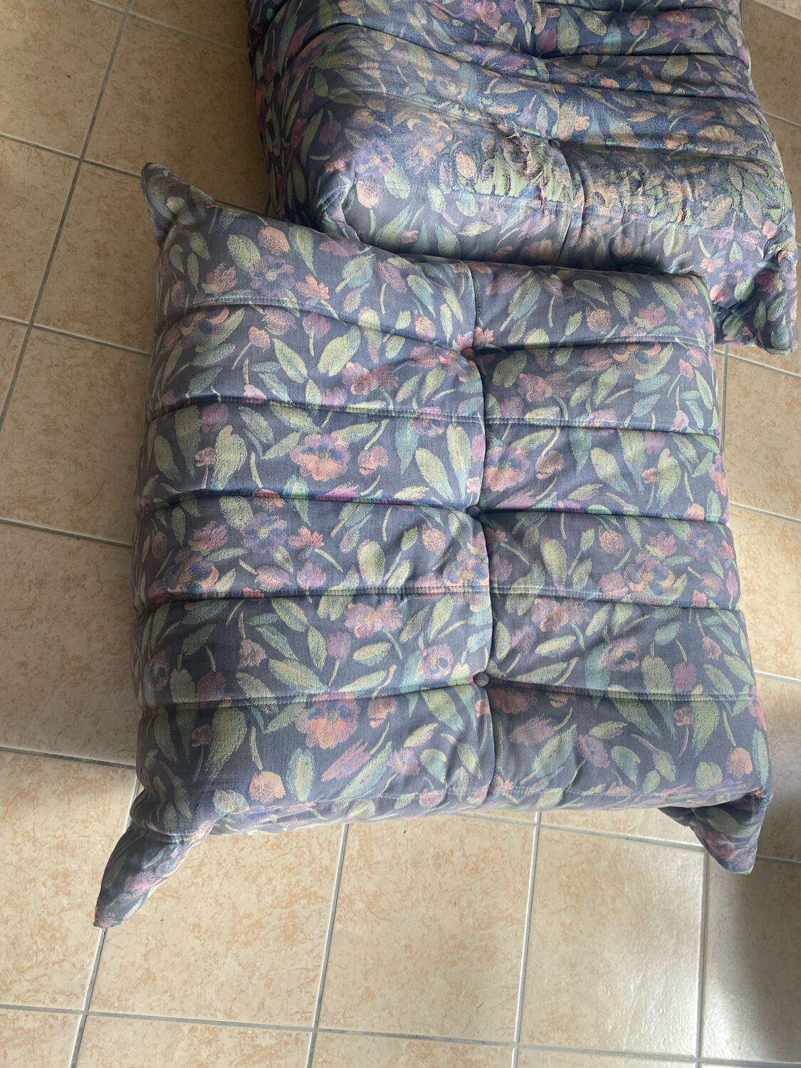 Shoe cabinet with its pouf by Michel Ducaroy for Ligne Roset.