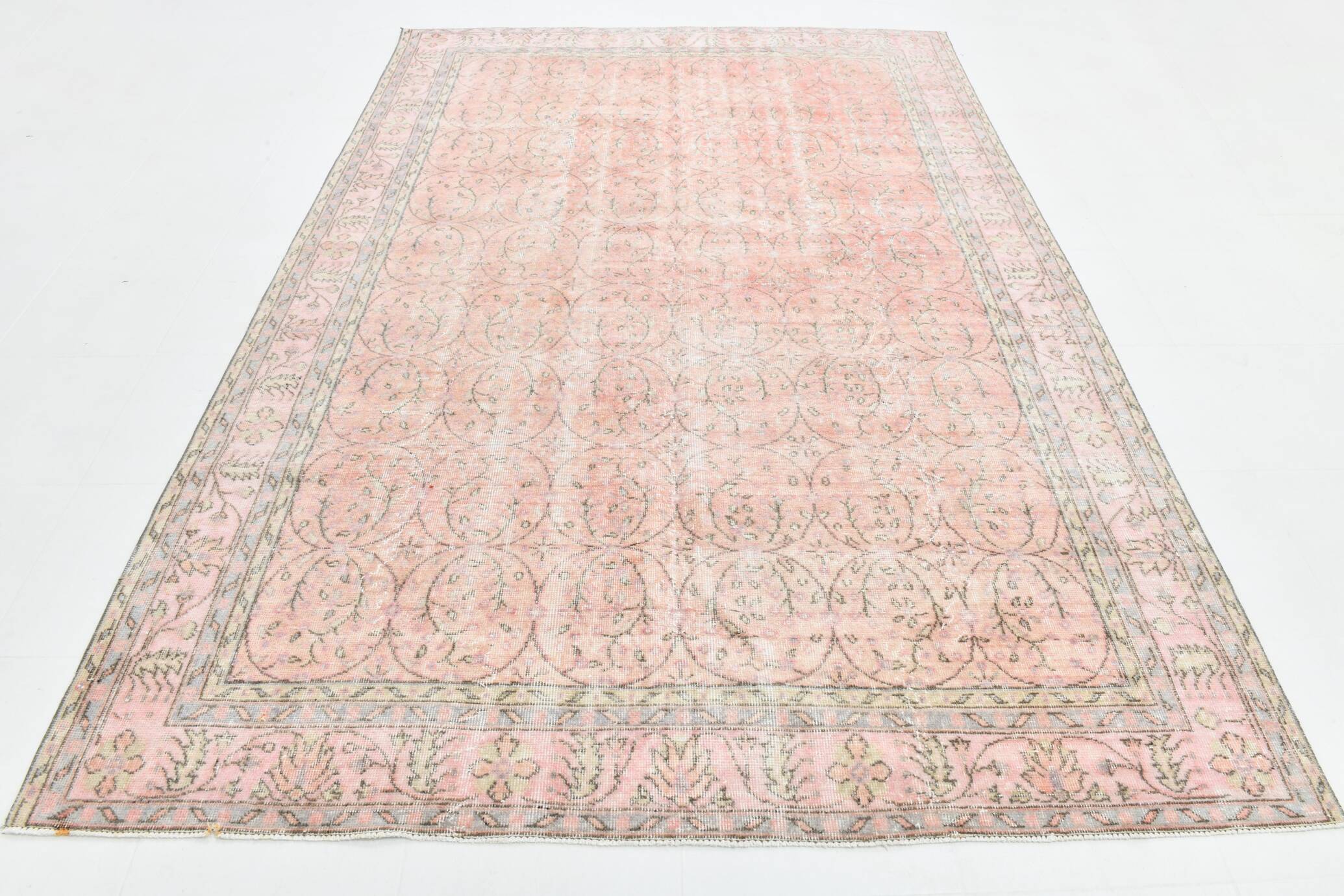 Tapis vintage à décor floral rouge et beige