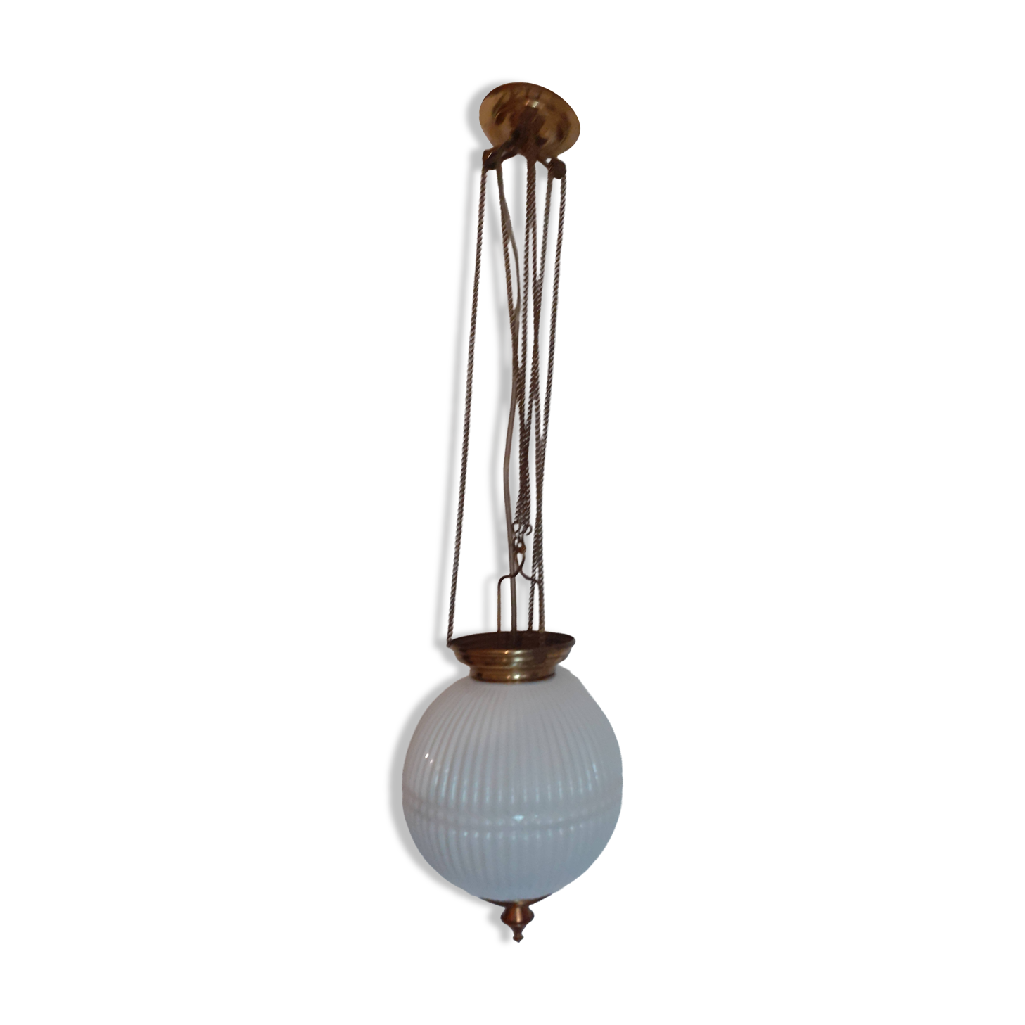 Suspension ancienne en opaline et laiton