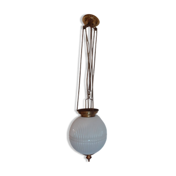 Suspension ancienne en opaline et laiton