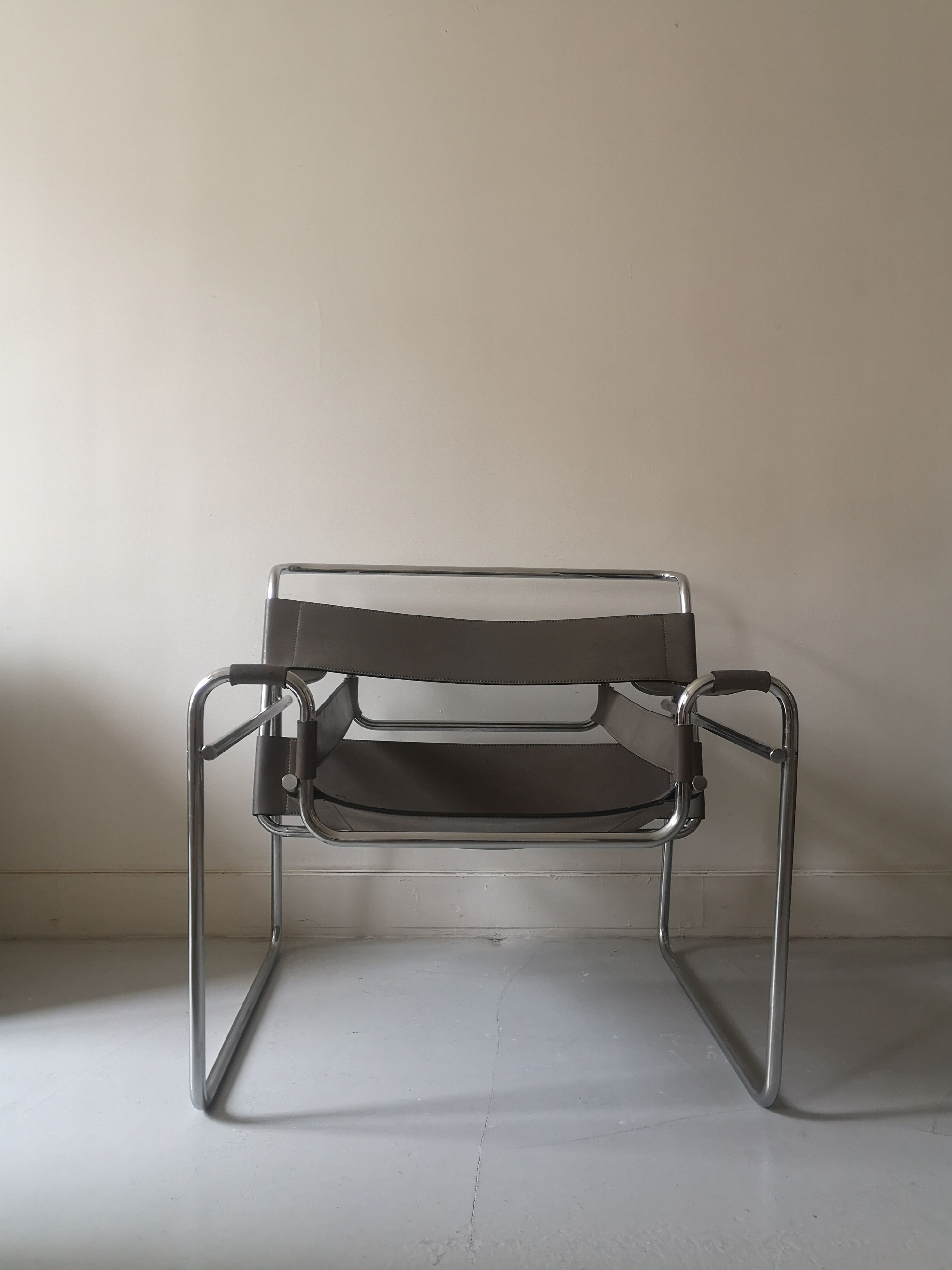Fauteuil métal et cuir gris wassily par Marcel Breuer