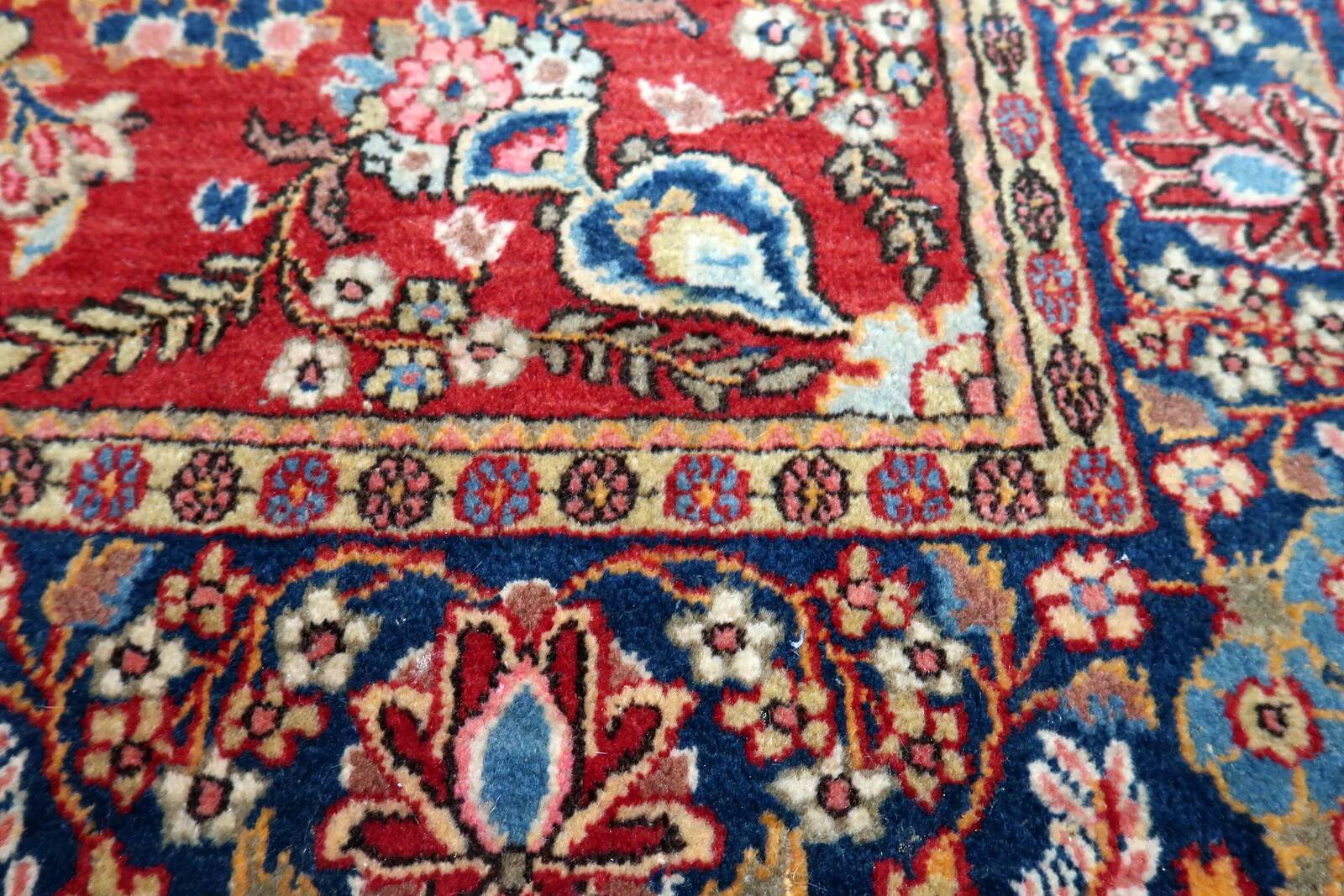 Handmade antique Persian Kashan rug 136cm x 201cm, 1910s