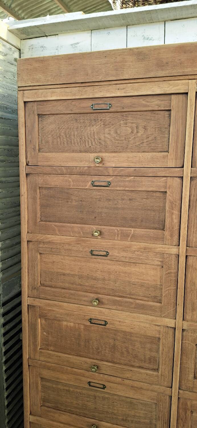 Trade cabinet with flaps