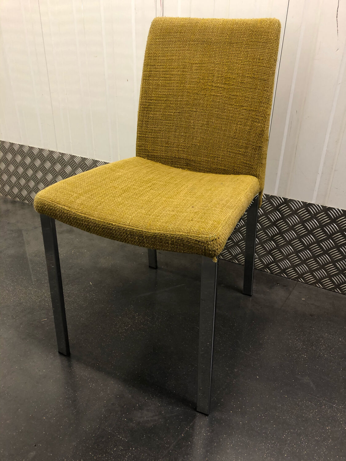 Chaise de bureau moutarde métal chromé Italie vers 1970