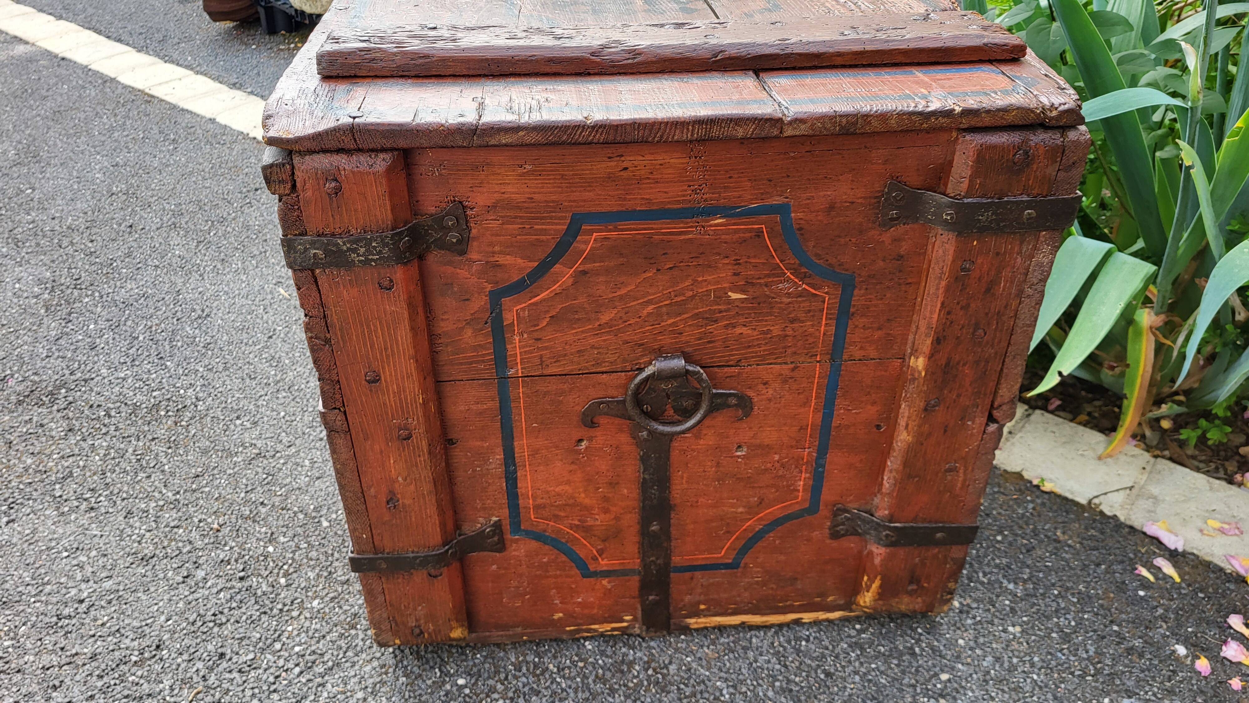 Coffre de mariage ancien en bois peint XIXème