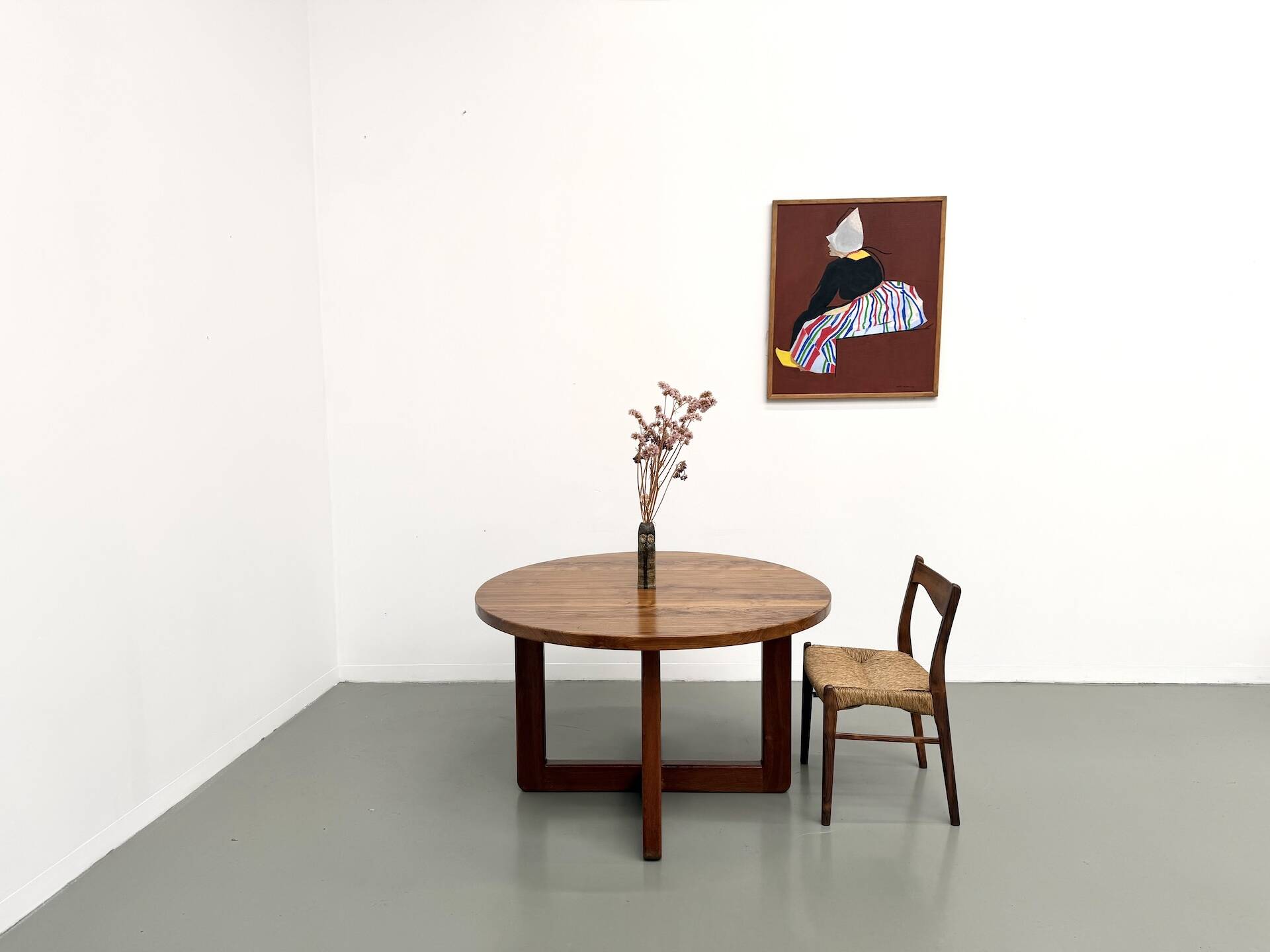 Modernist round table in solid elm, crossed legs.