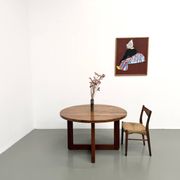 Table ronde moderniste en orme massif, piètement croisé