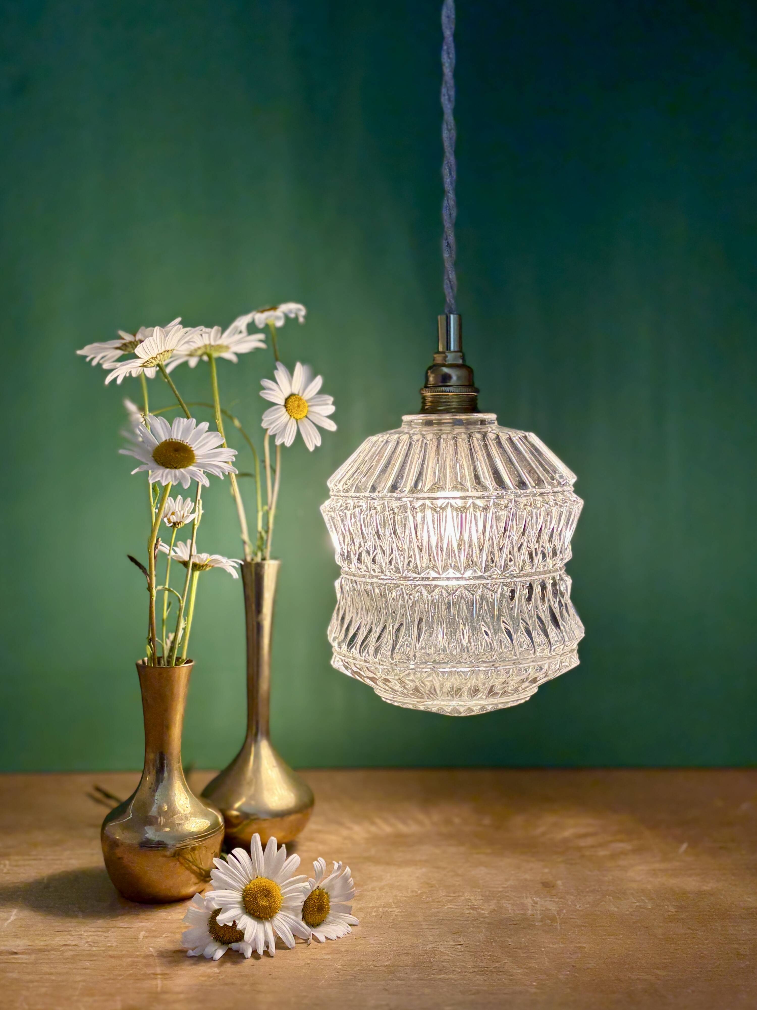 Suspension globe vintage en verre moulé
