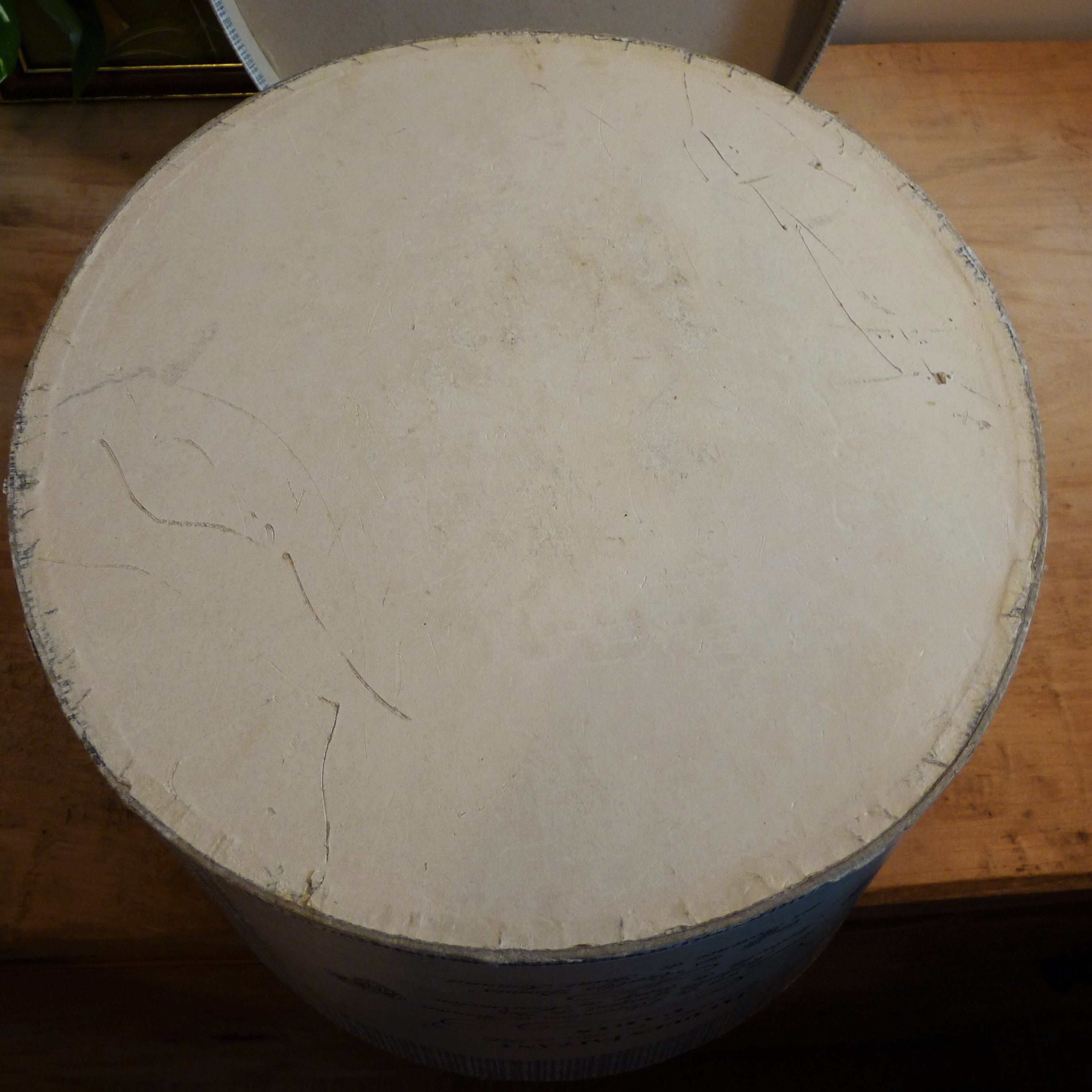 Vintage hat box Jacques Faizant Saint Amand