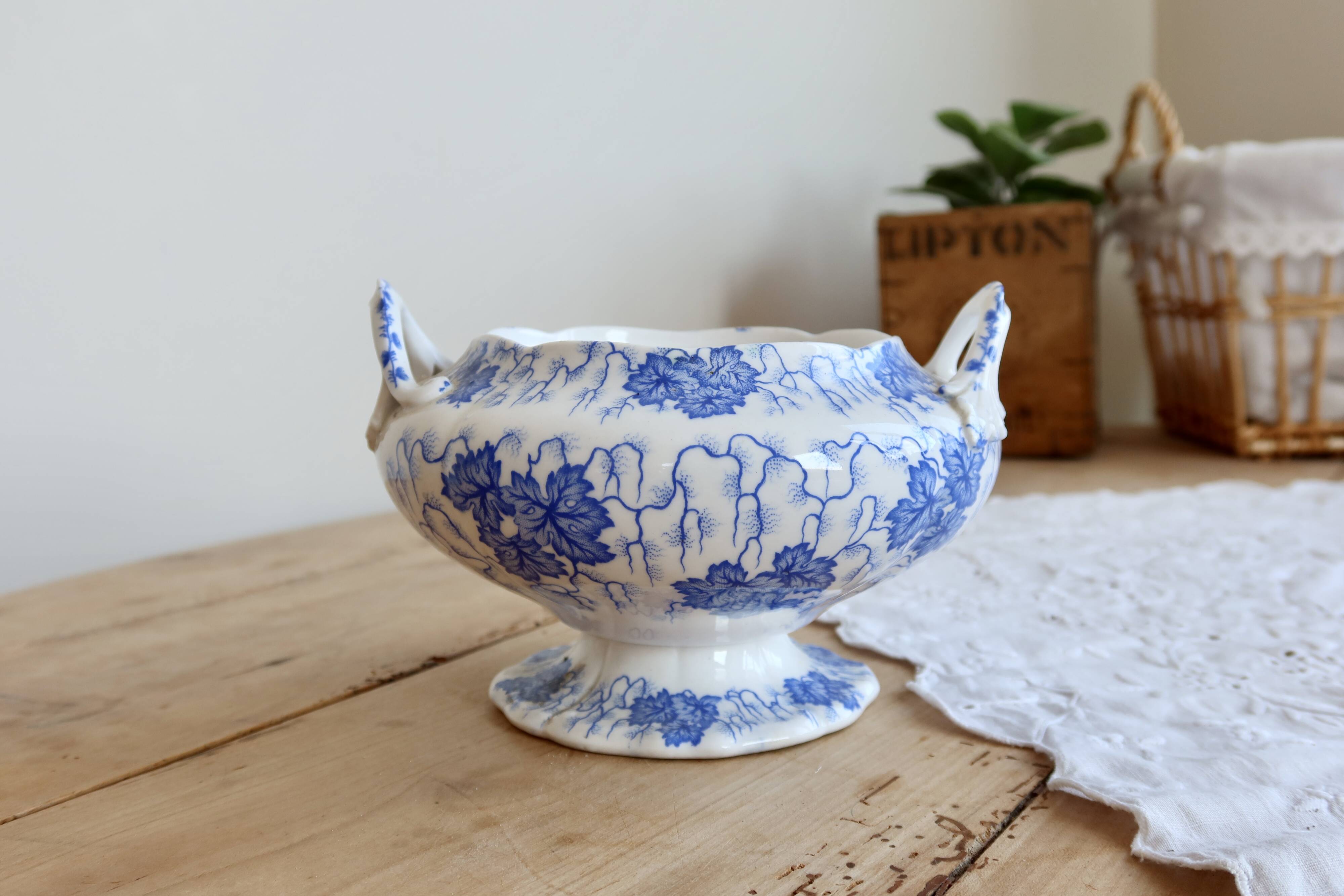 Small vintage vegetable dish English faience Feldspath