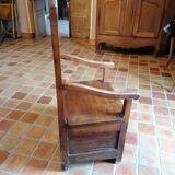 Chaise coffre ancienne en bois massif
