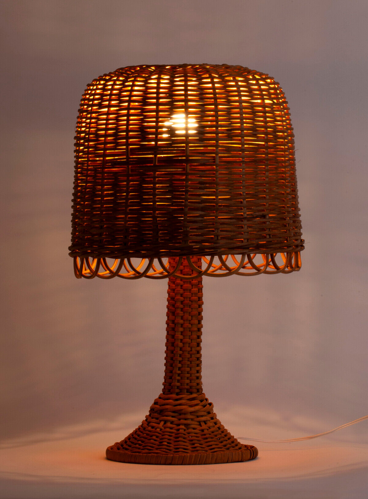 Grand lampadaire en rotin naturel