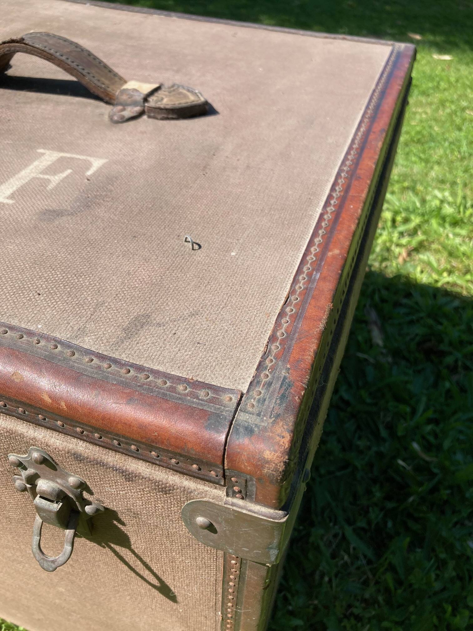 Ancienne malle de voyage, caisse de transport en bois et cuir 1900