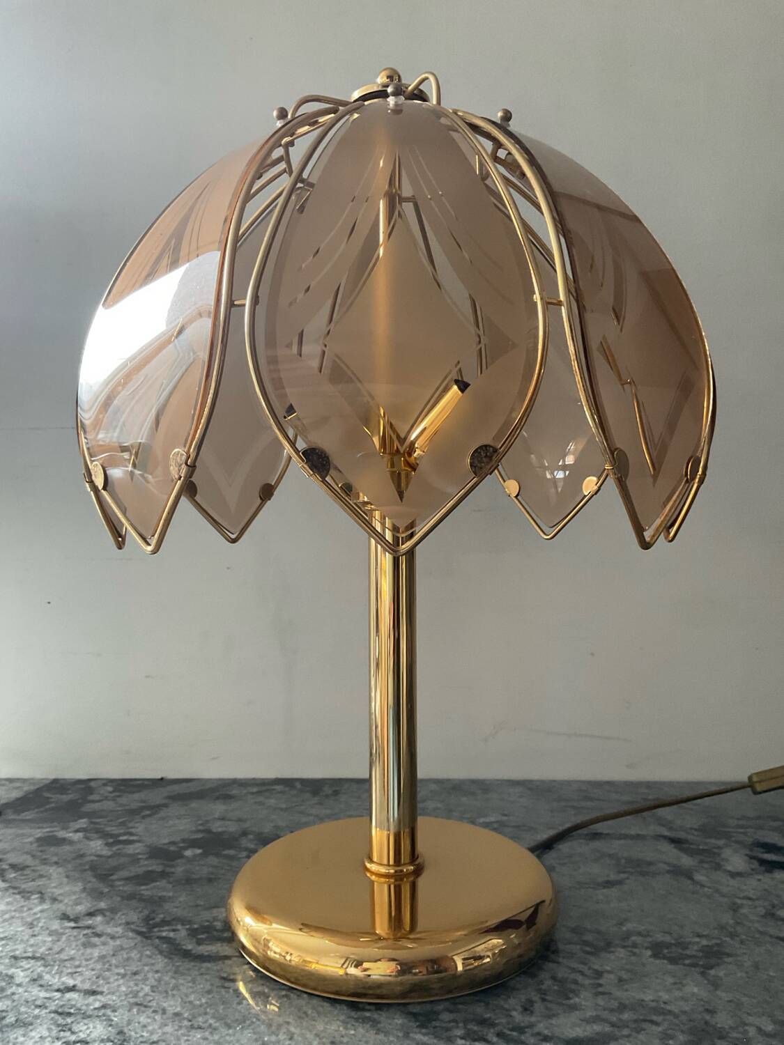Lampe Lotus en laiton et verre des années 70