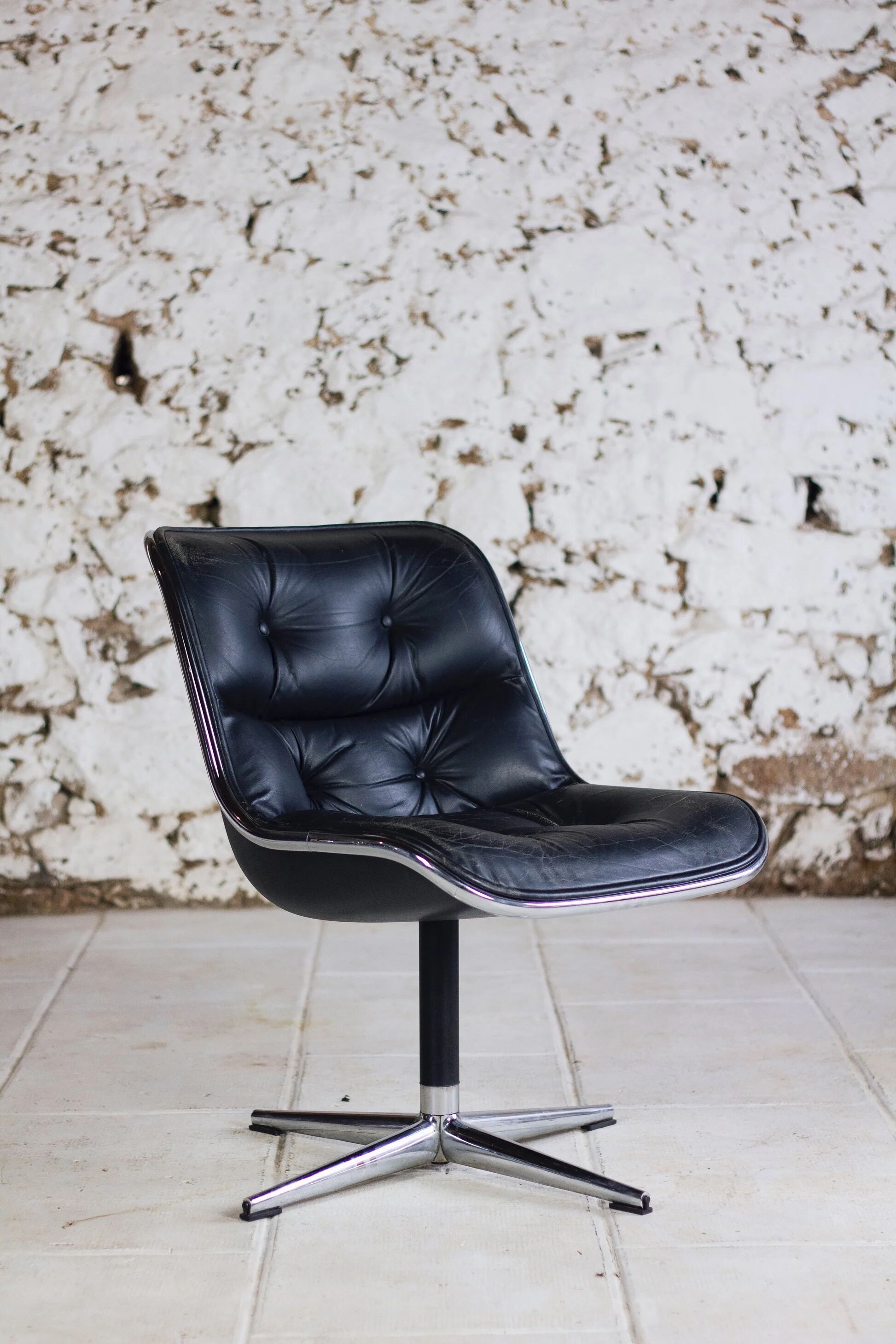 Black leather office chair by Charles Pollock for Knoll