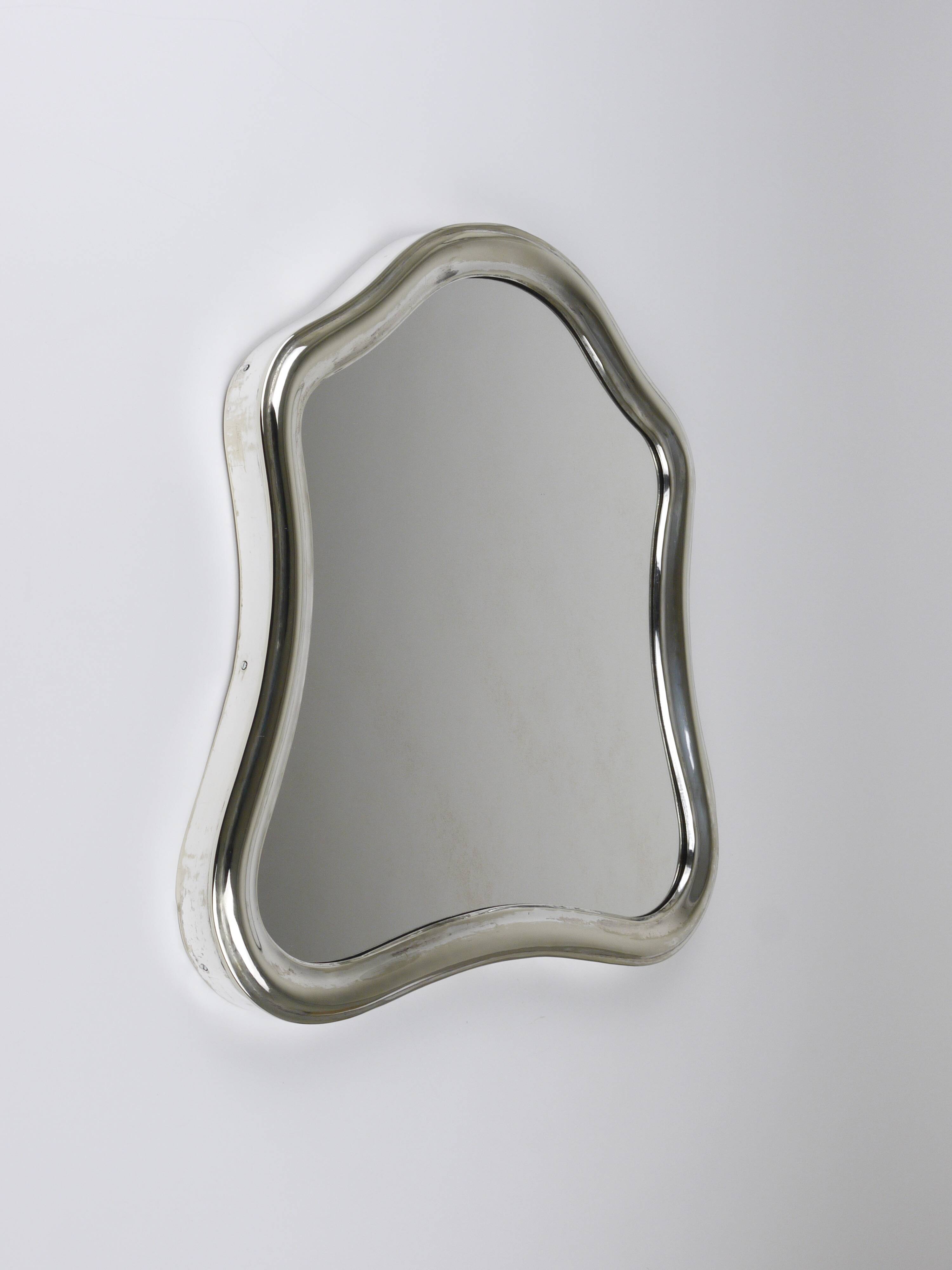Miroir mural en argent viennois à bords festonnés, Autriche, vers 1900