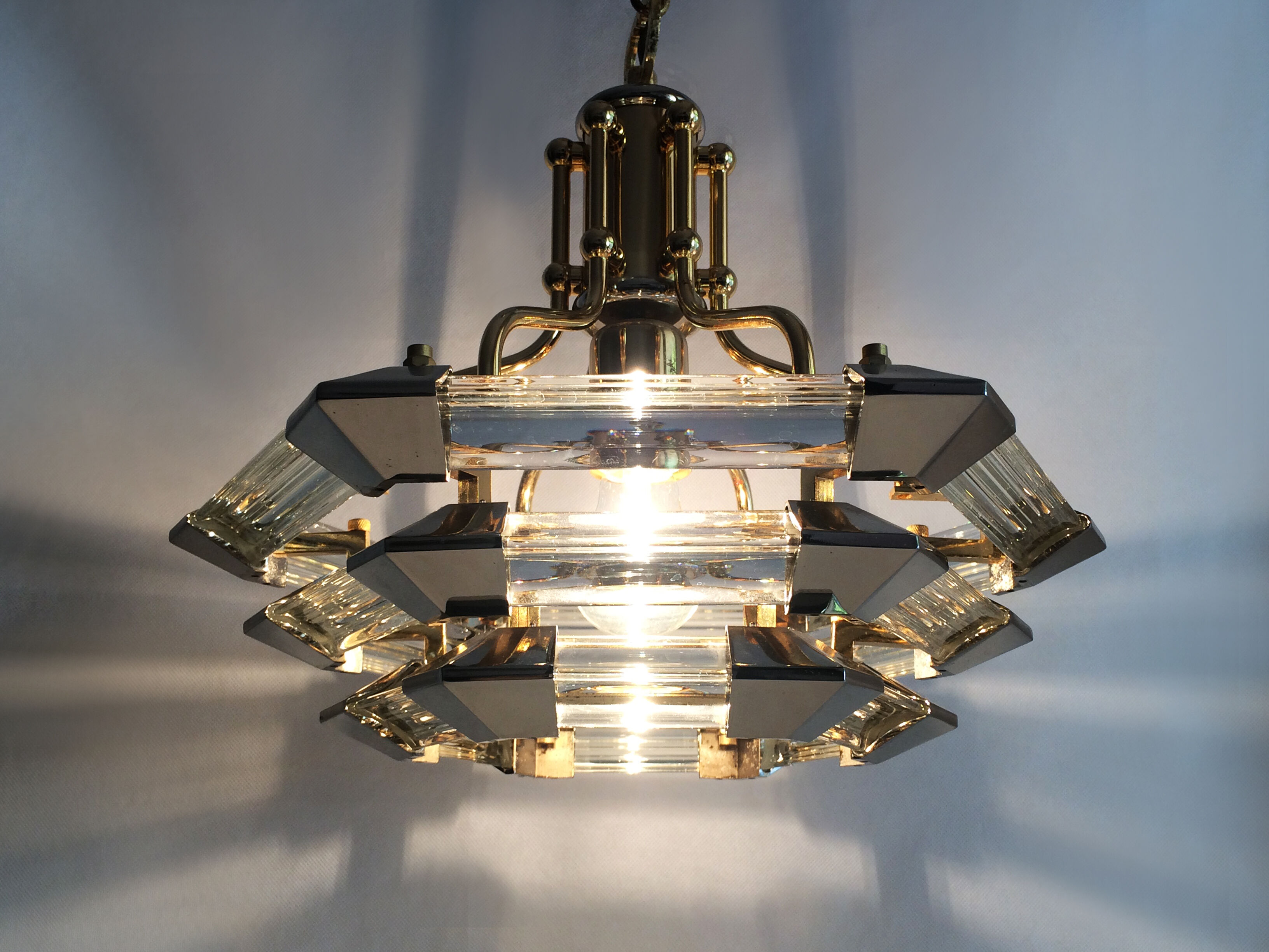 Lustre vintage design en laiton et verre lustre 3 niveaux. Année 70