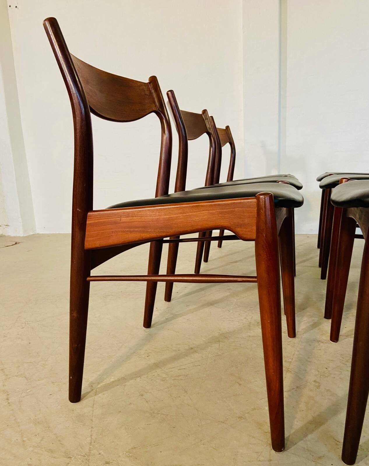 Danish vintage Arne Wahl Iversen teak and leather dining chairs model 26 - 1960s