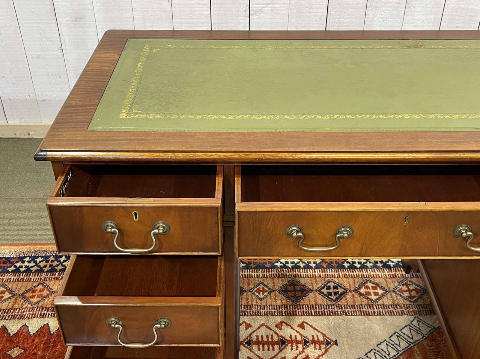 Bureau anglais à caissons des années 1950 en acajou et dessus cuir