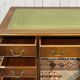 Bureau anglais à caissons des années 1950 en acajou et dessus cuir